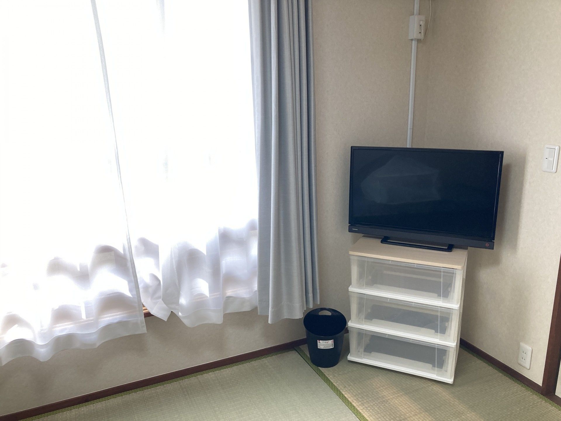 テレビと収納のある部屋