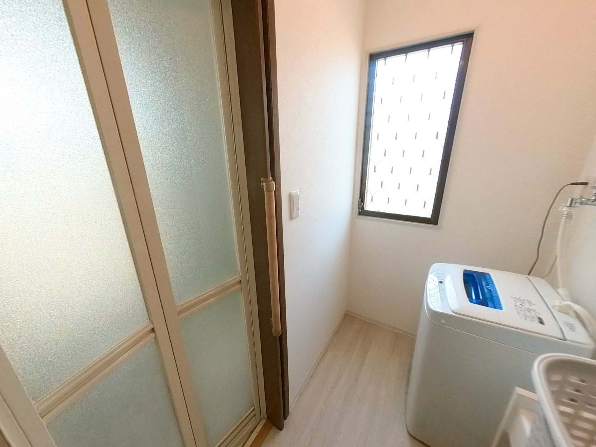 洗濯機のある明るい部屋