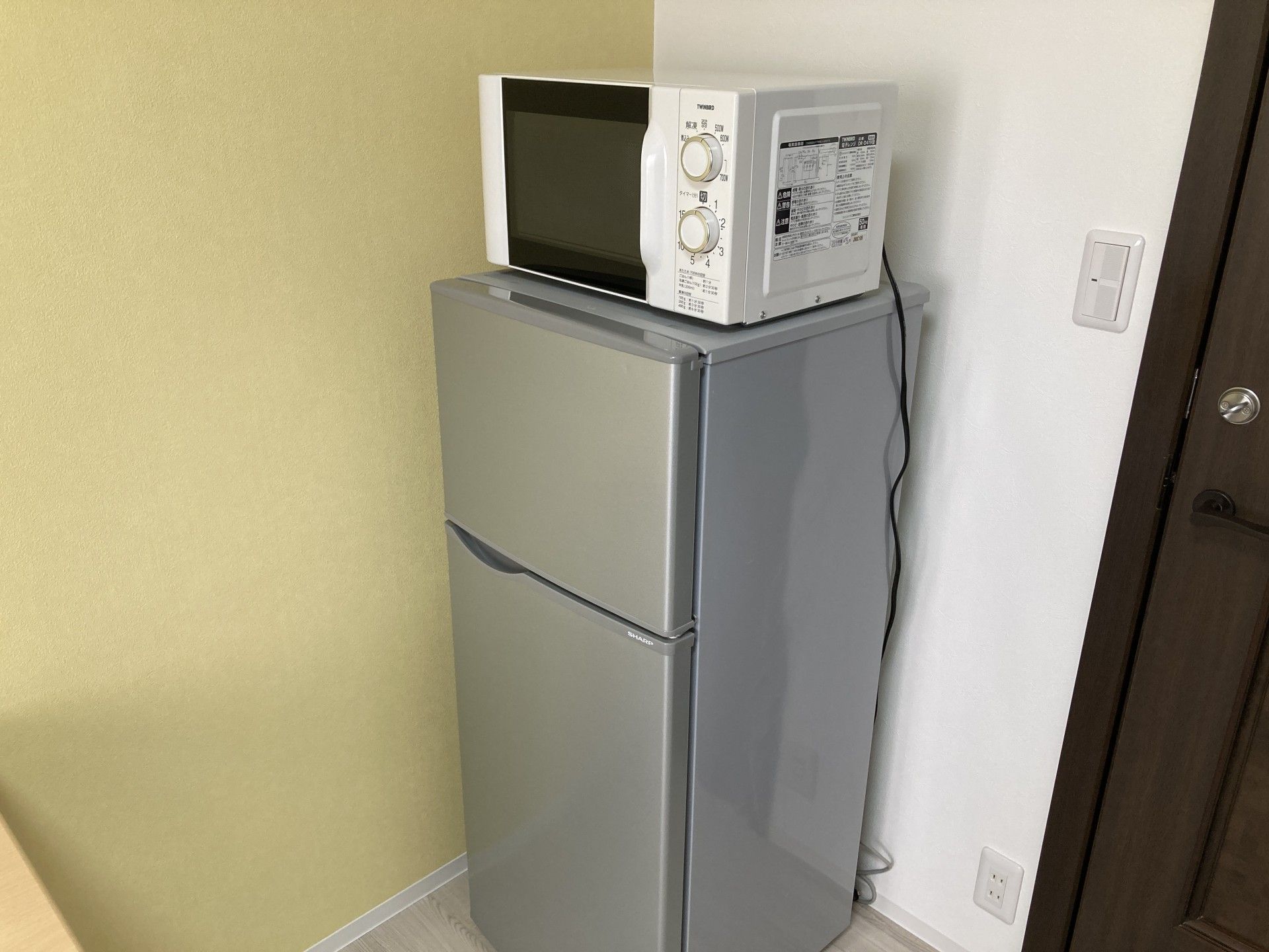 冷蔵庫と電子レンジの一角