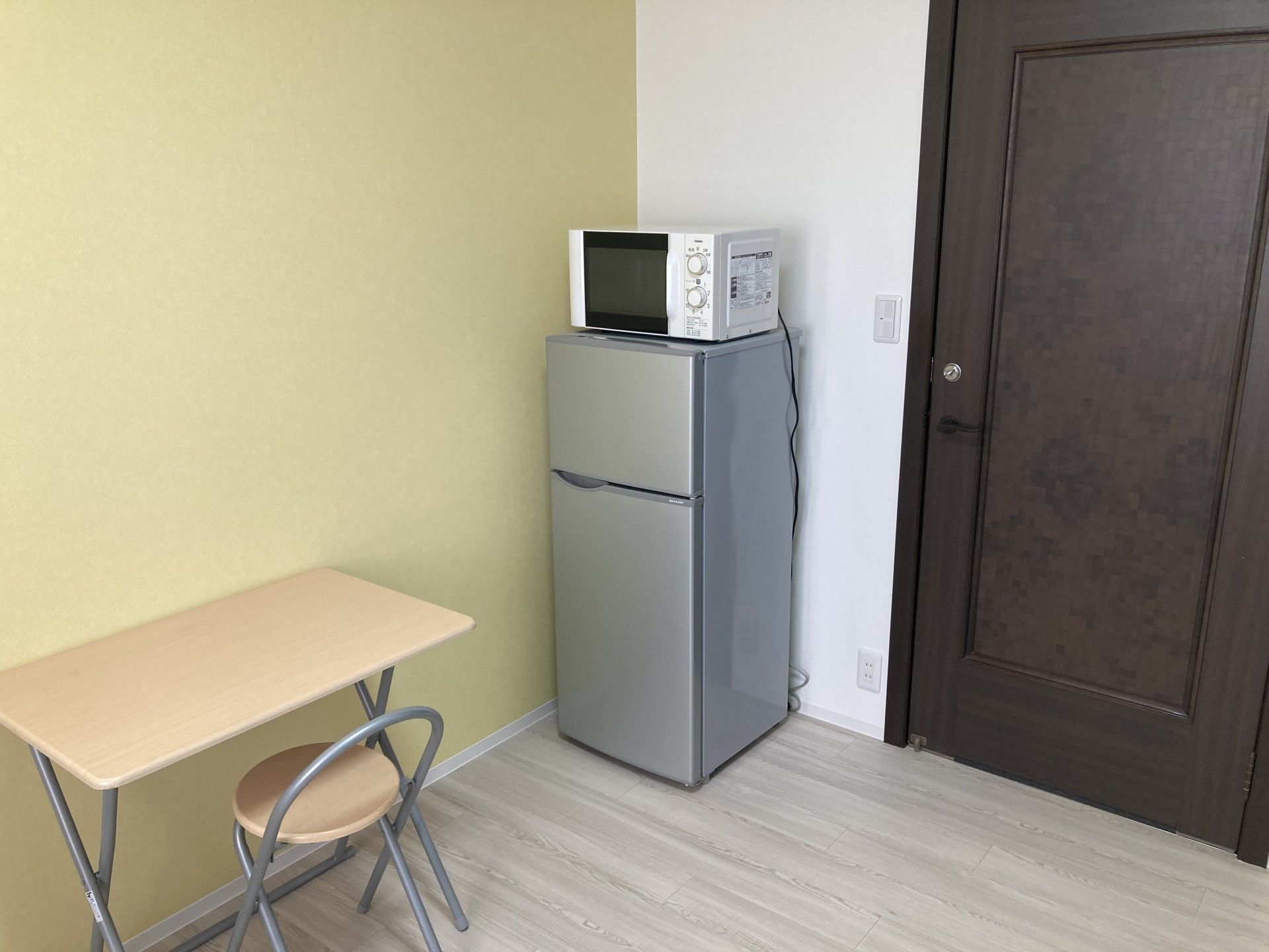 冷蔵庫と電子レンジのある部屋