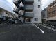 周囲の建物と駐車場の外観
