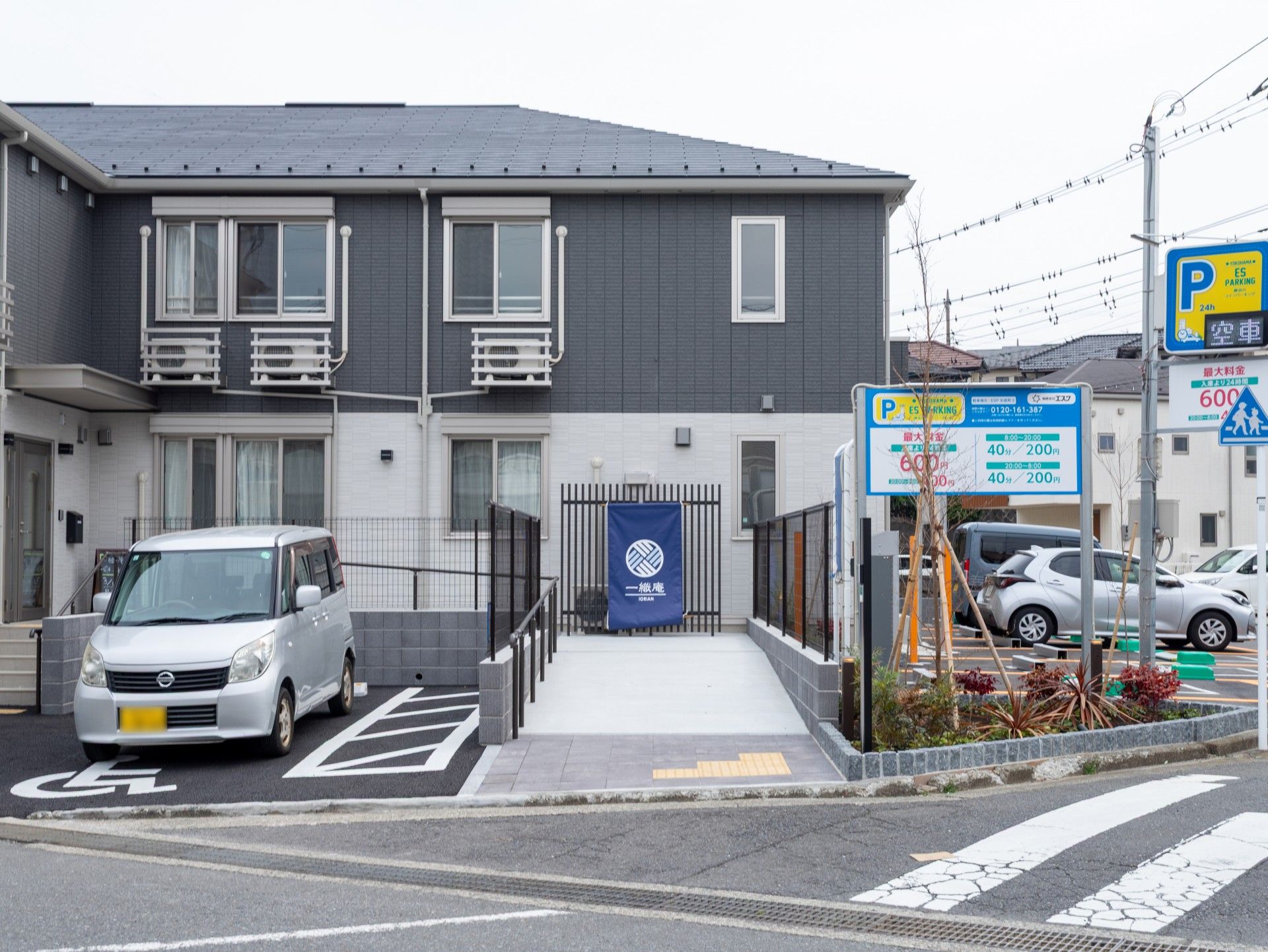 駐車場のある建物外観