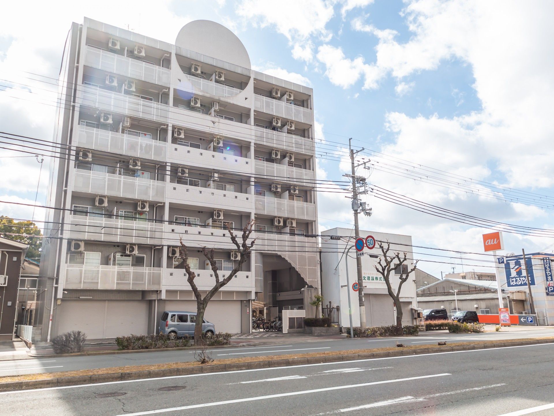 大通り沿いの建物外観