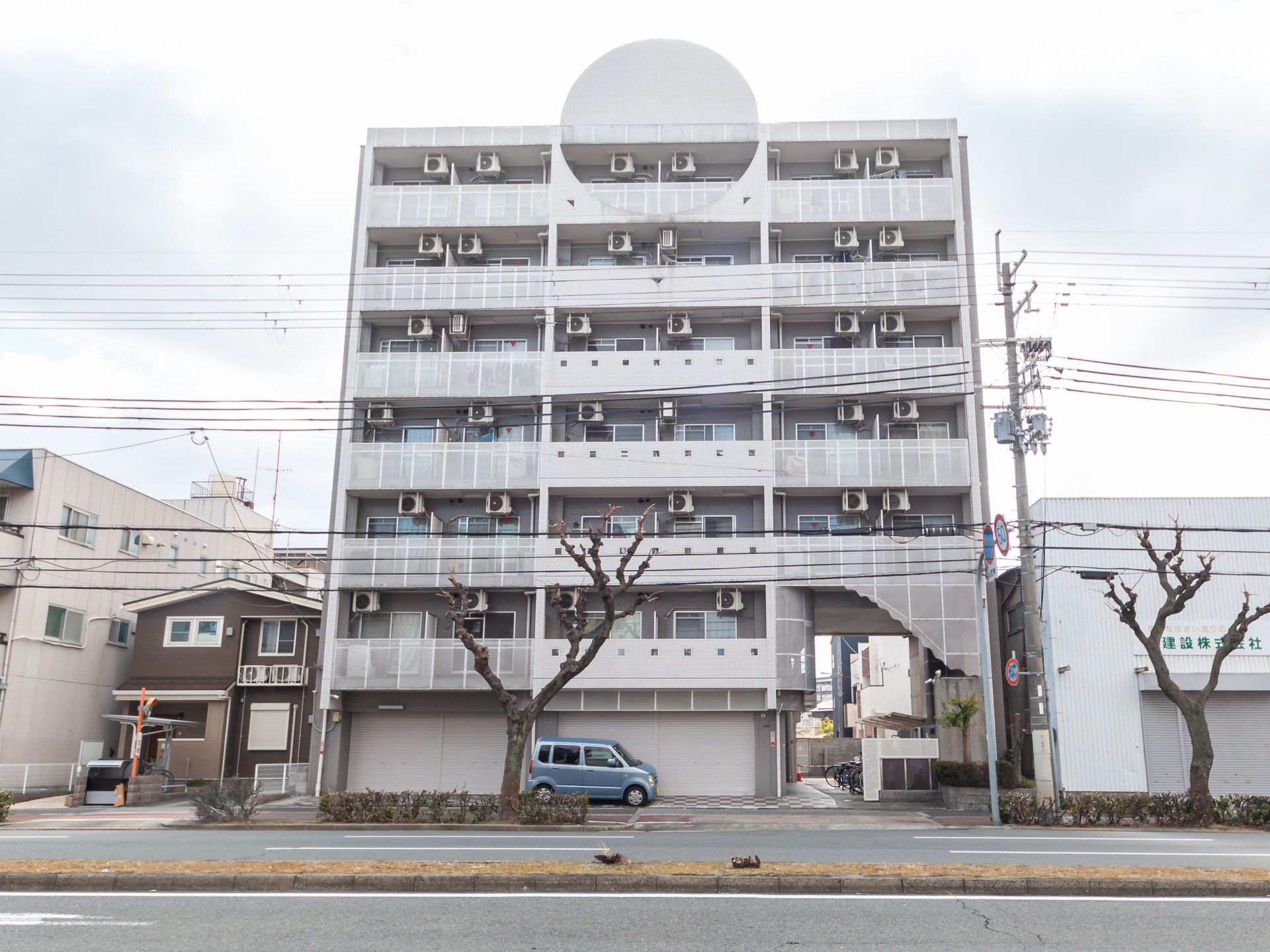 大通り沿いの建物外観