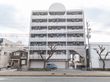 大通り沿いの建物外観