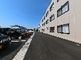 広々とした駐車場の外観