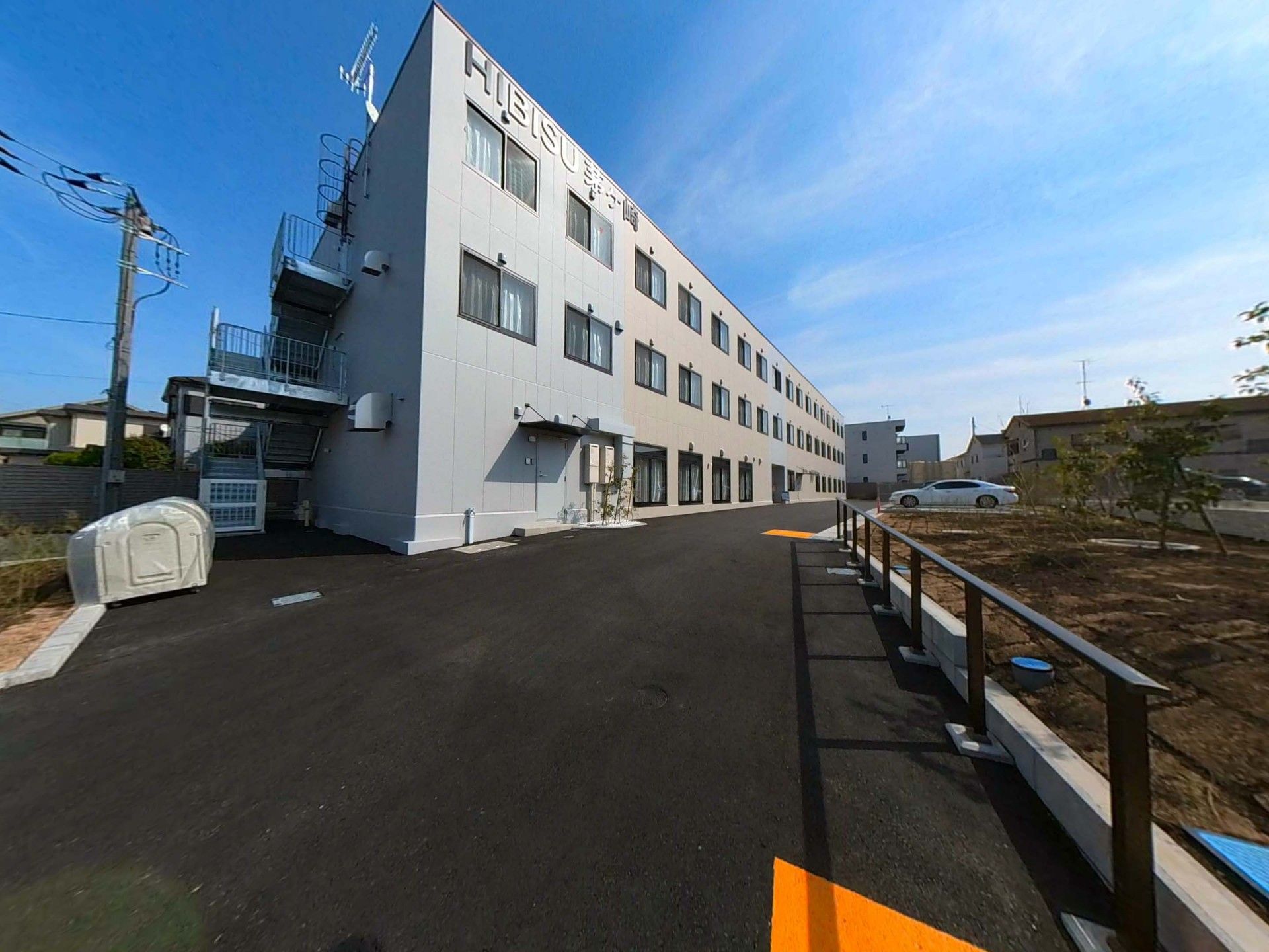 広い駐車場と建物外観