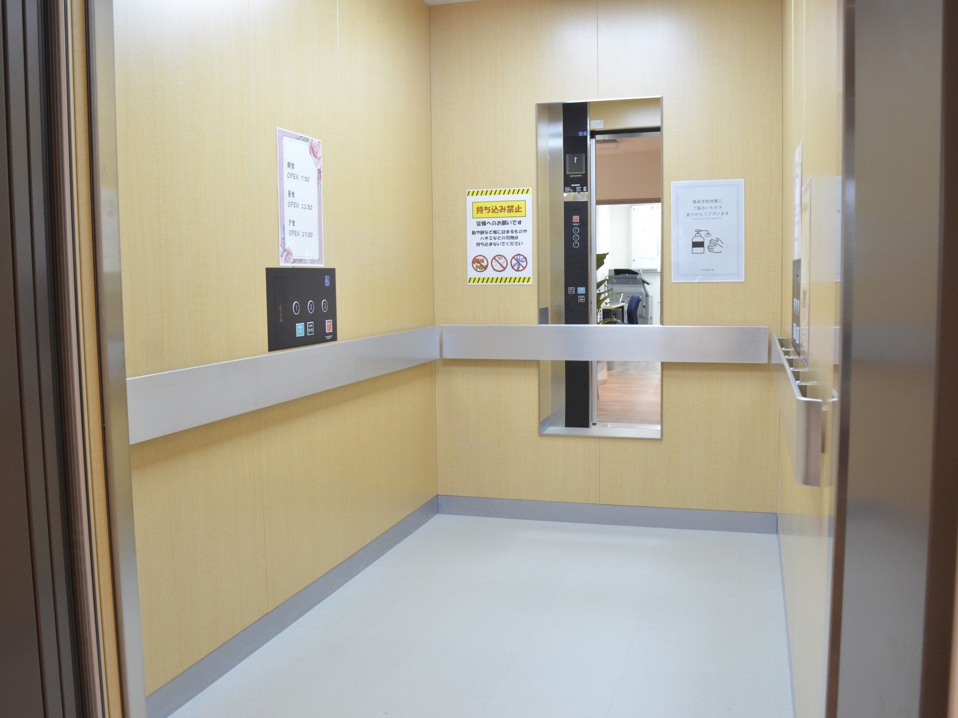 広々としたエレベーター