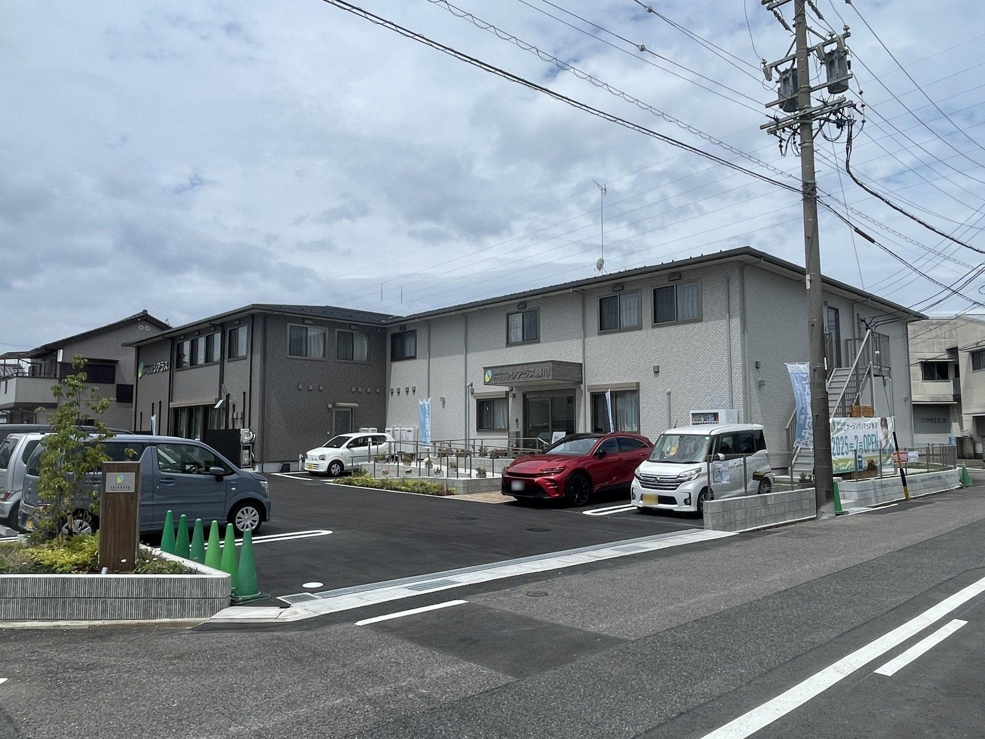 駐車場のある建物外観