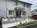 花壇のある建物の入口