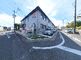 周囲の道路と建物の外観