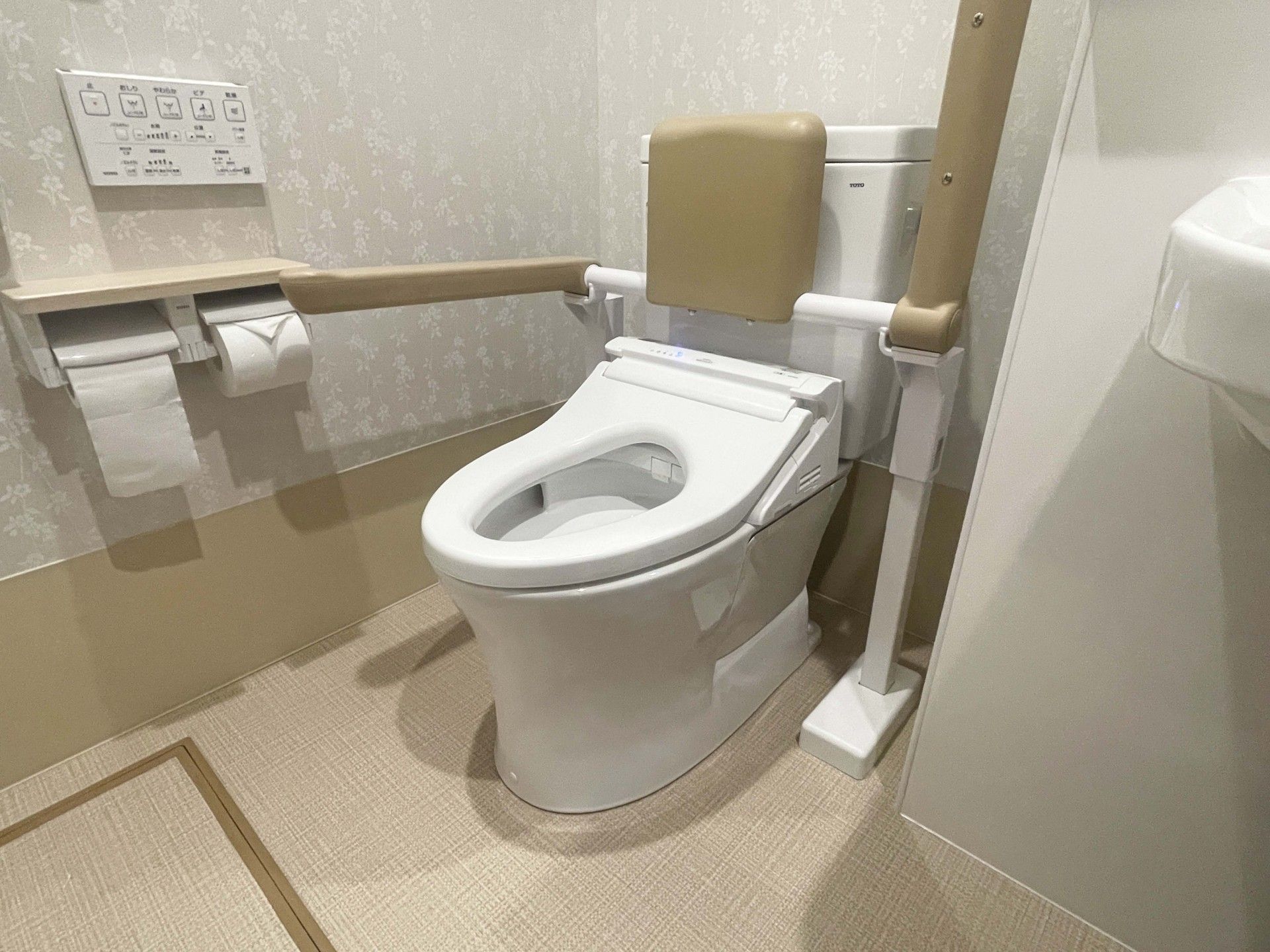 手すり付きのトイレ