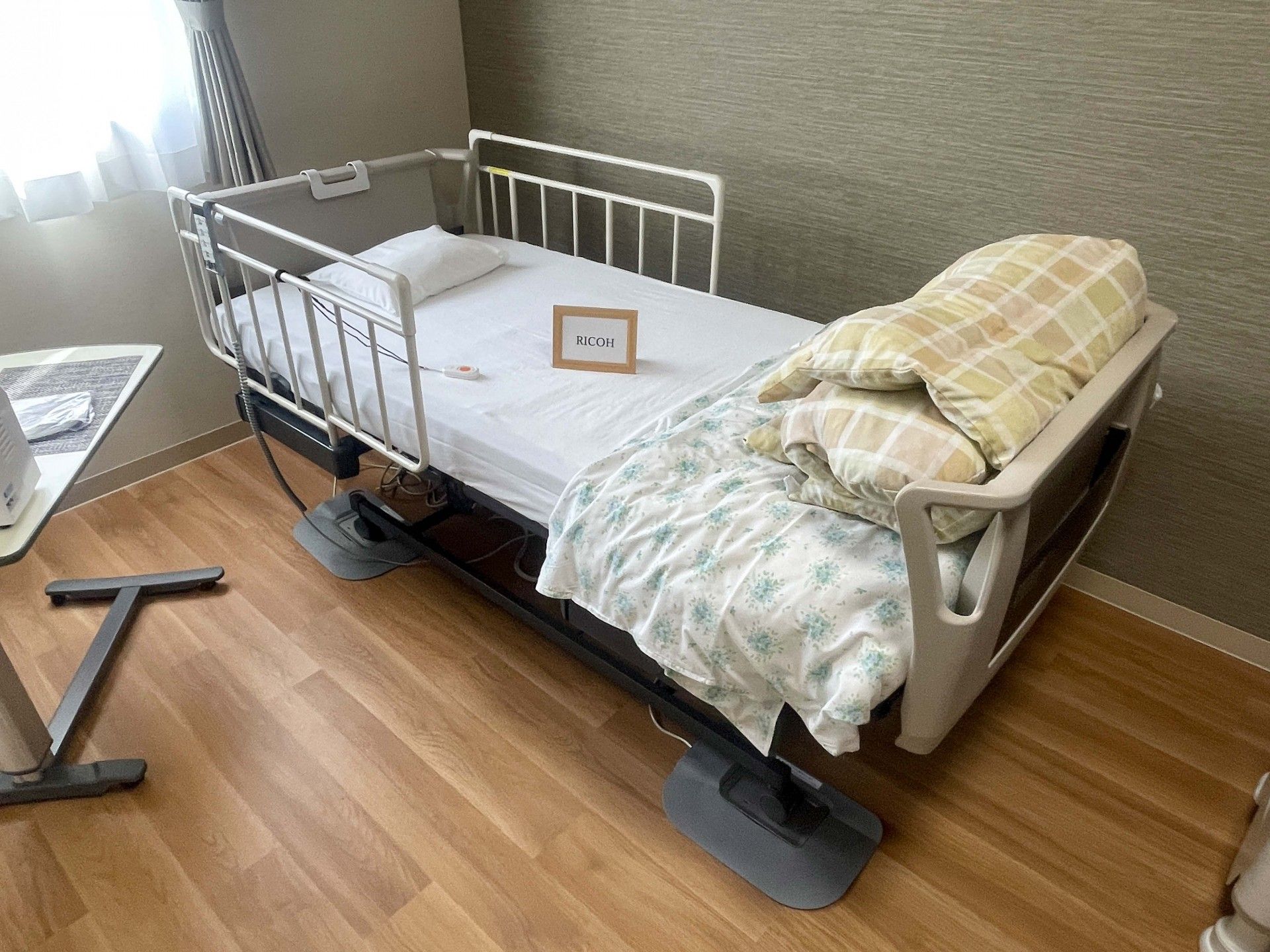 ベッドと窓のある部屋