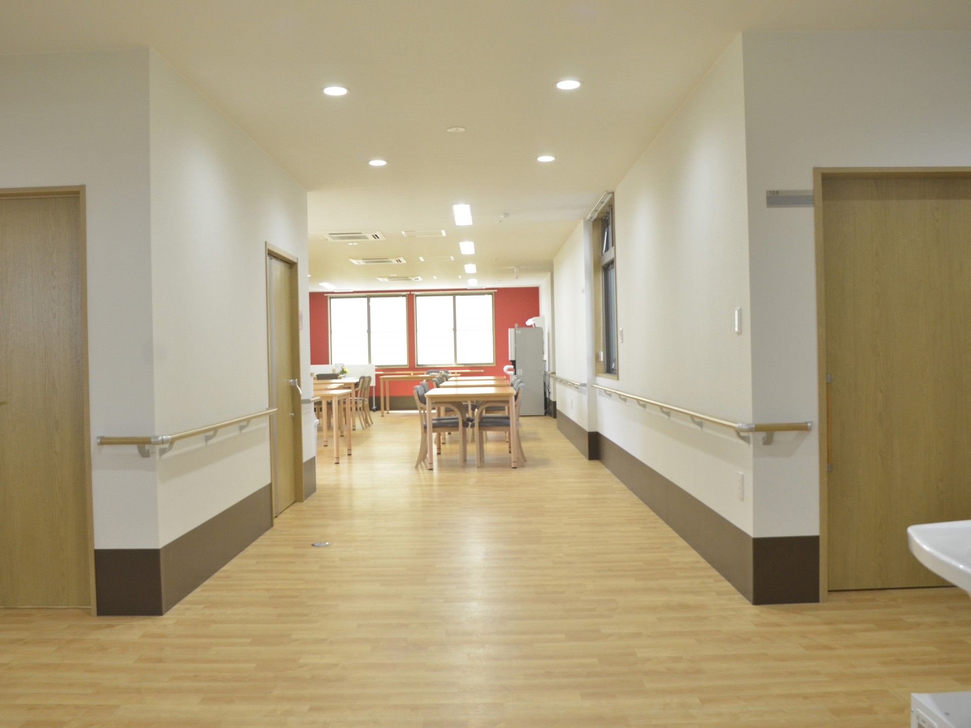 明るい廊下と食事スペース
