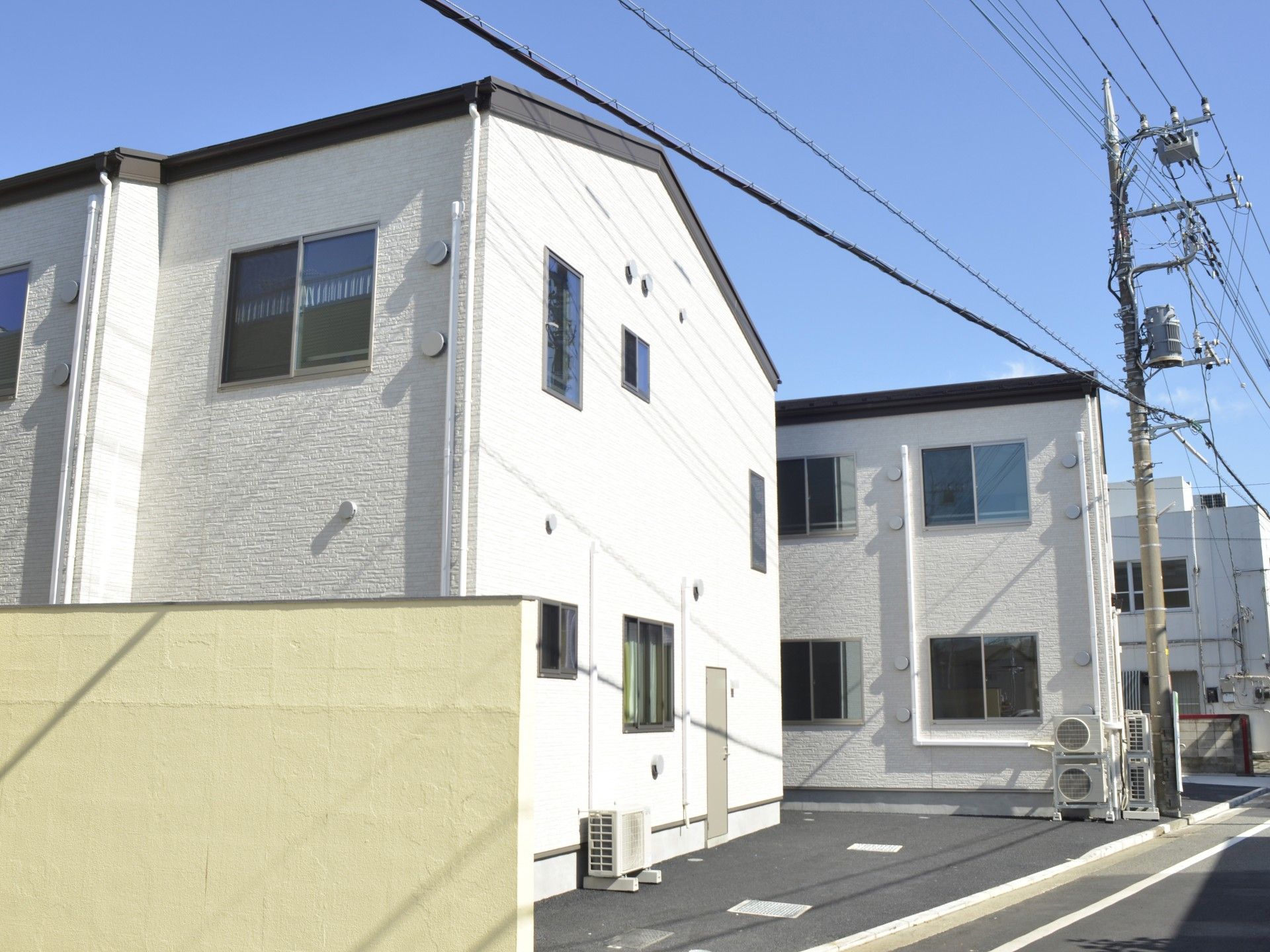 白い外壁の建物