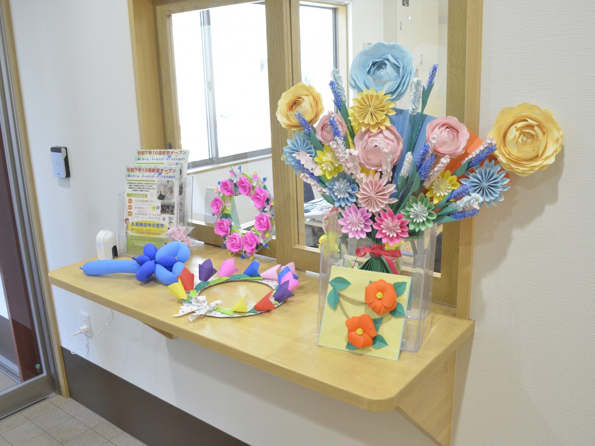 手作りの花飾りが並ぶ棚