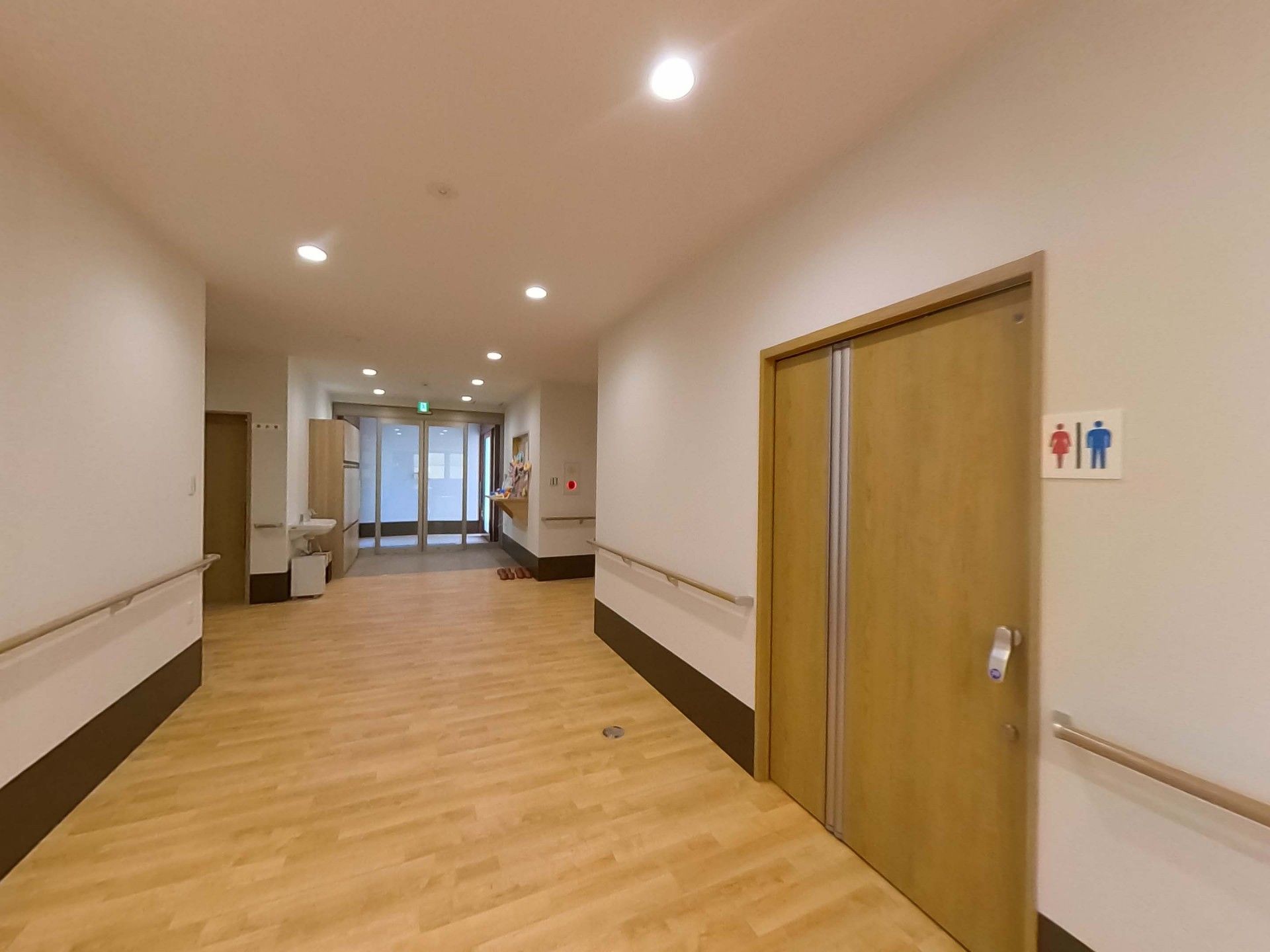 広い廊下とトイレの扉