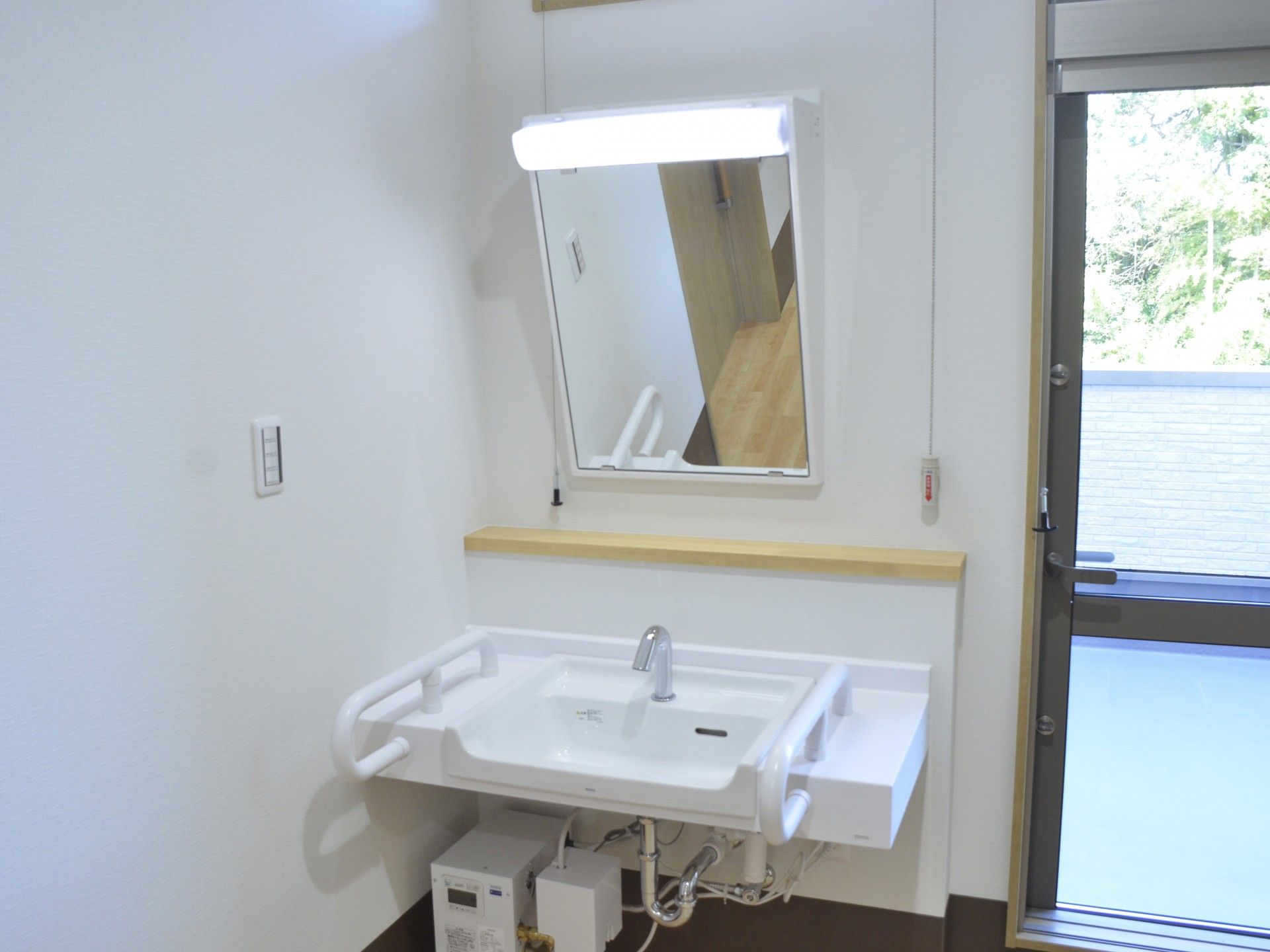 手すり付き洗面台