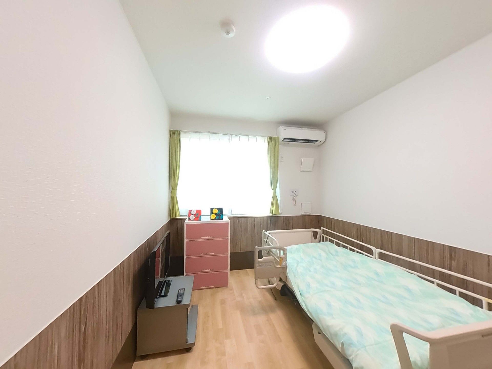 明るい個室のベッドルーム