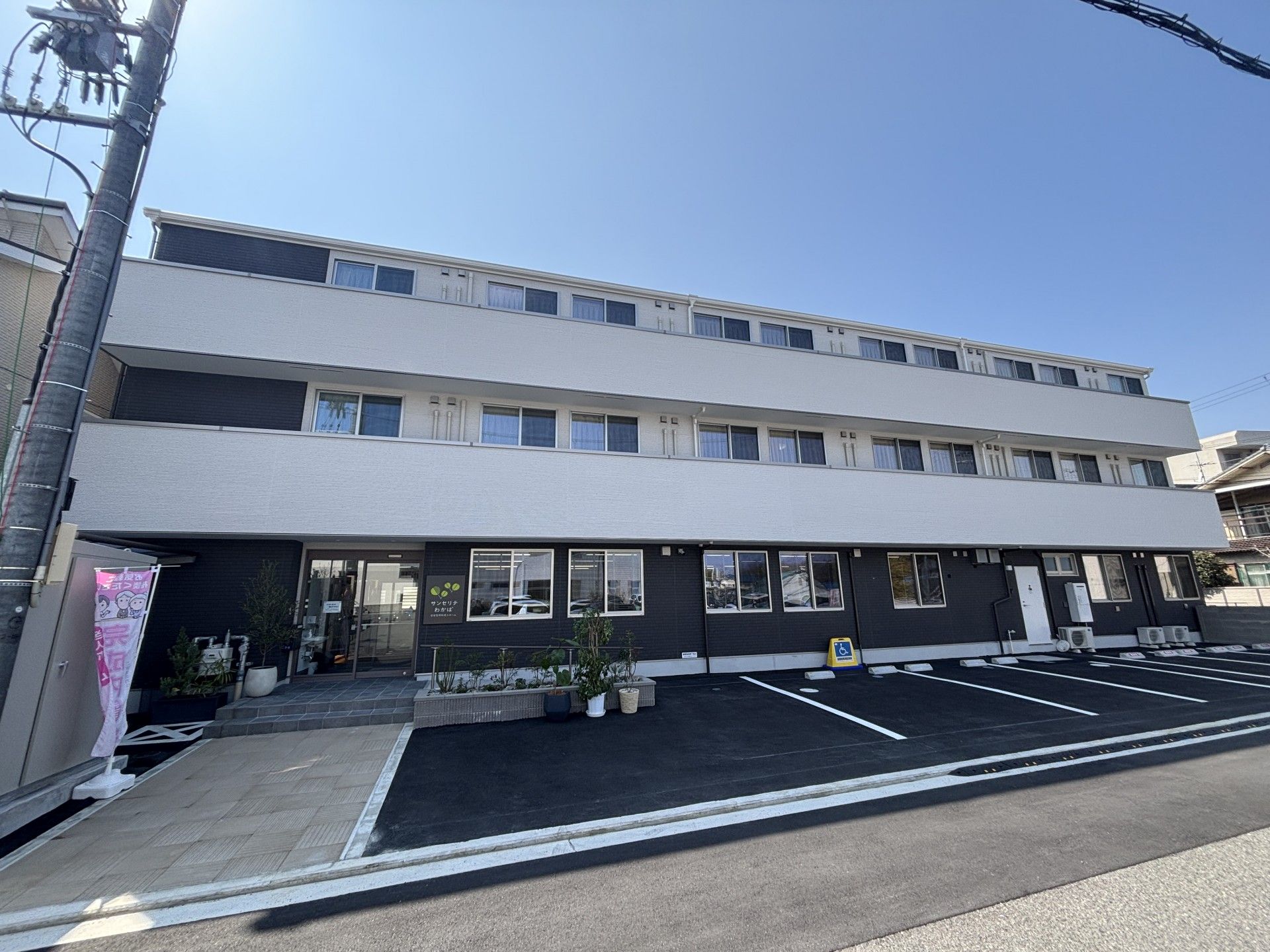 3階建ての建物外観