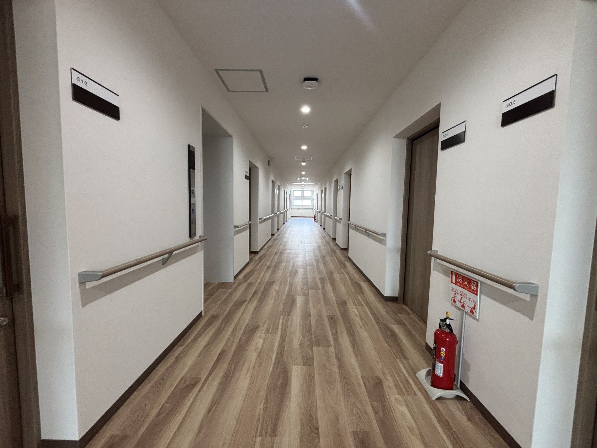 安全な手すり付きの廊下