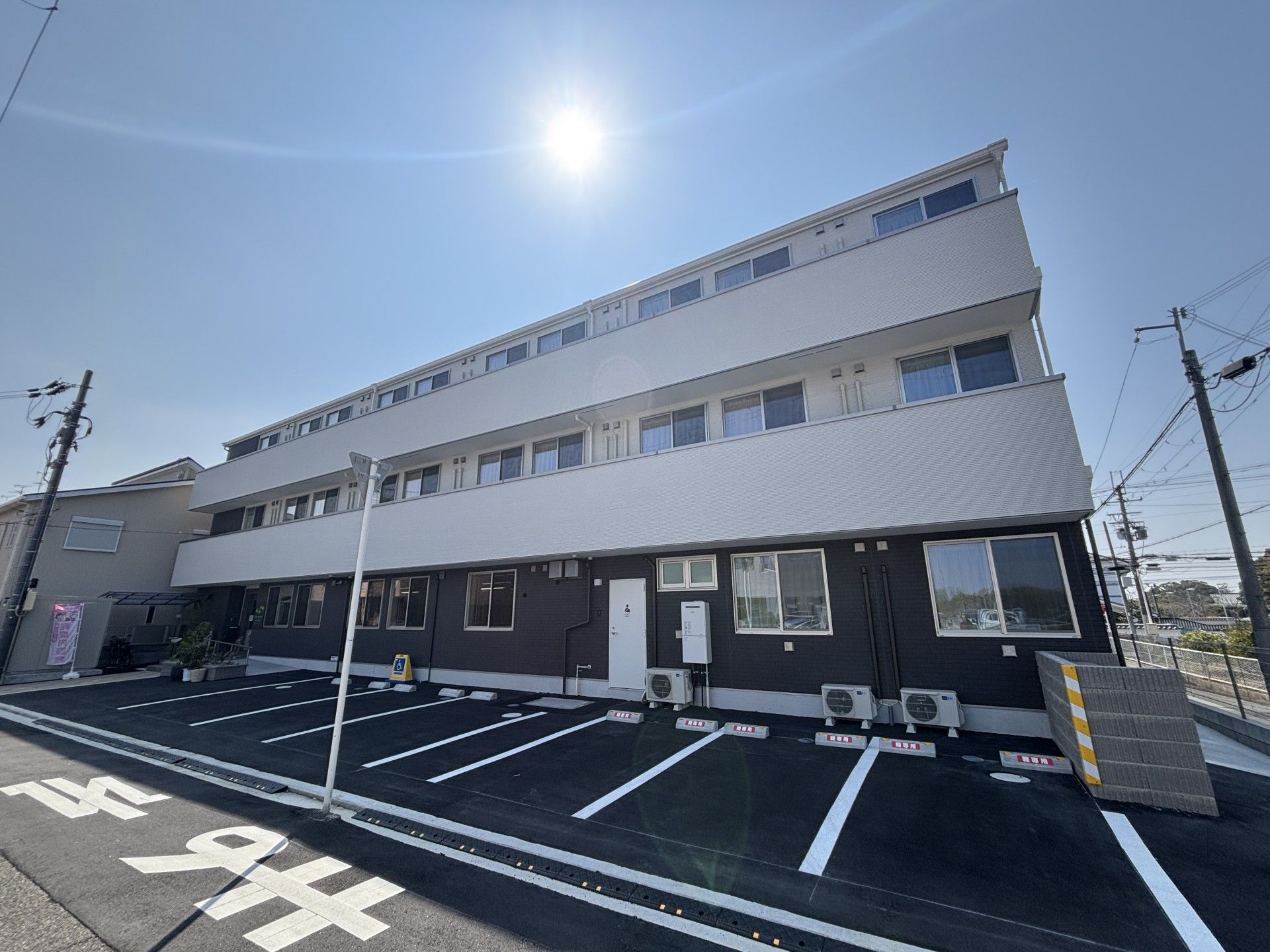 日差しが差し込む建物外観