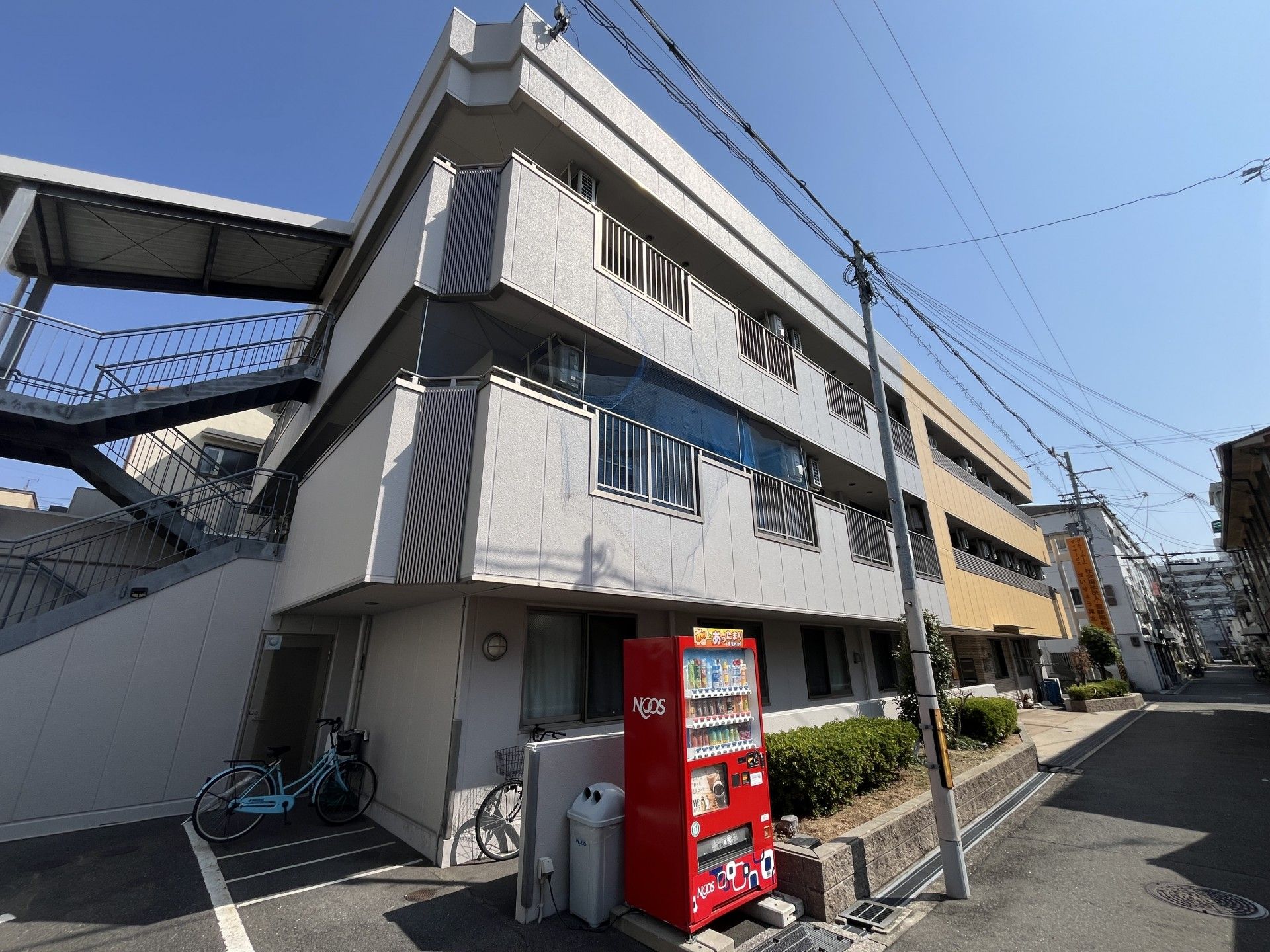 自動販売機と建物の外観