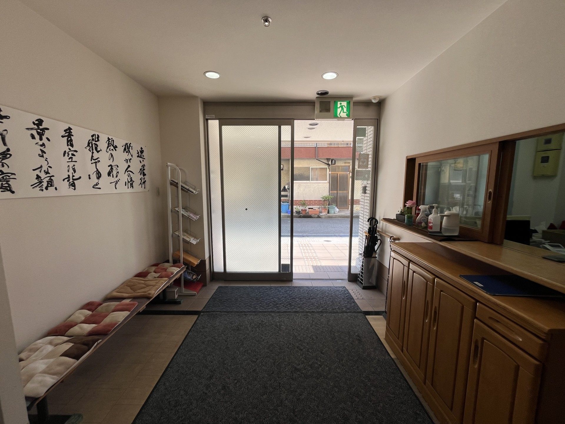 落ち着いた雰囲気の入口
