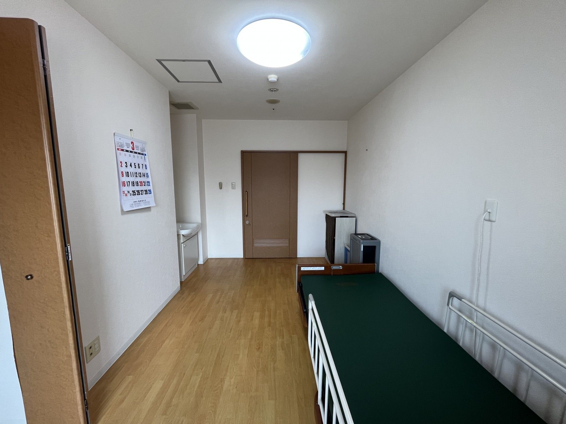 シンプルな居室の一角