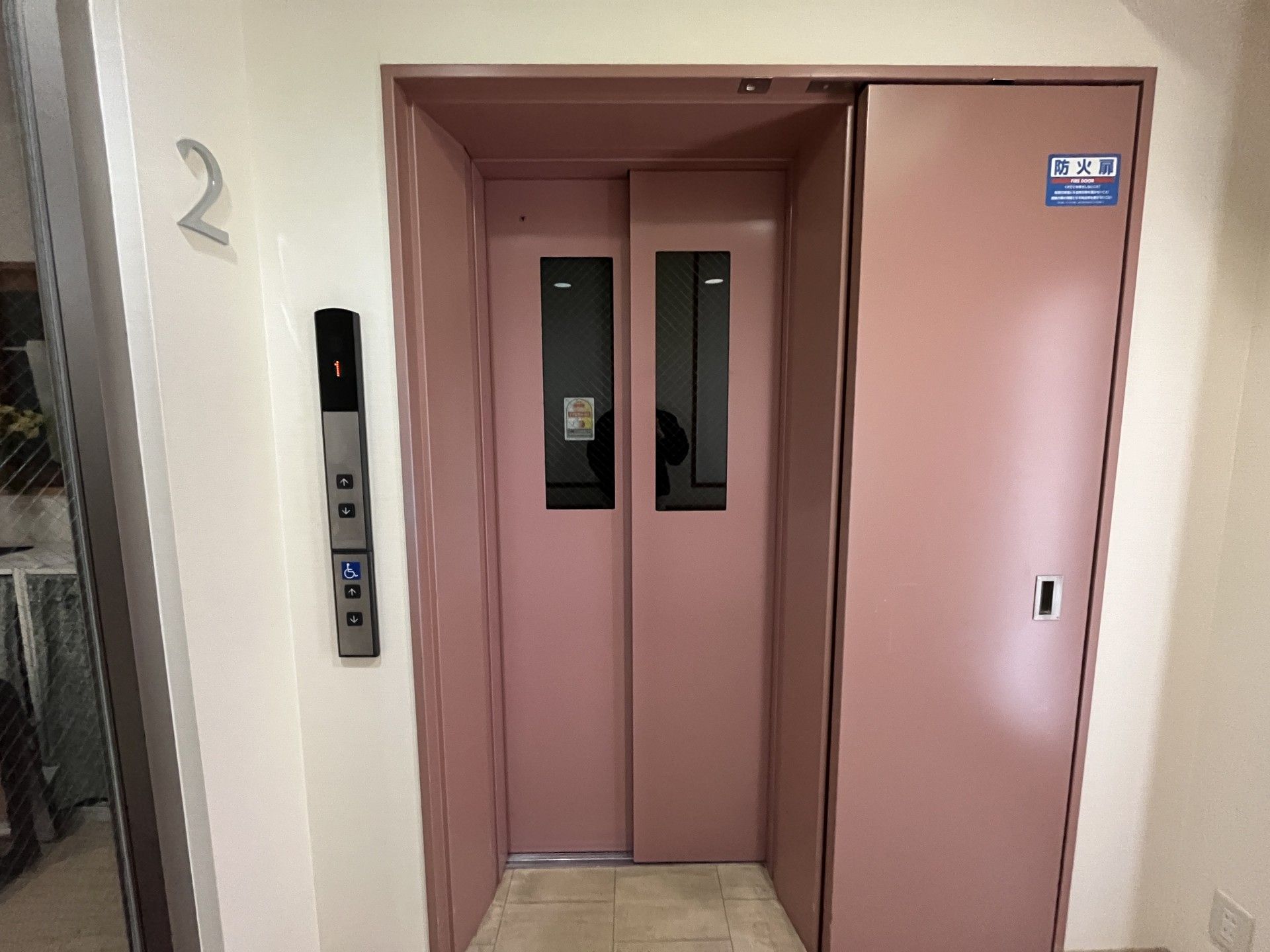 安全なエレベーター入口