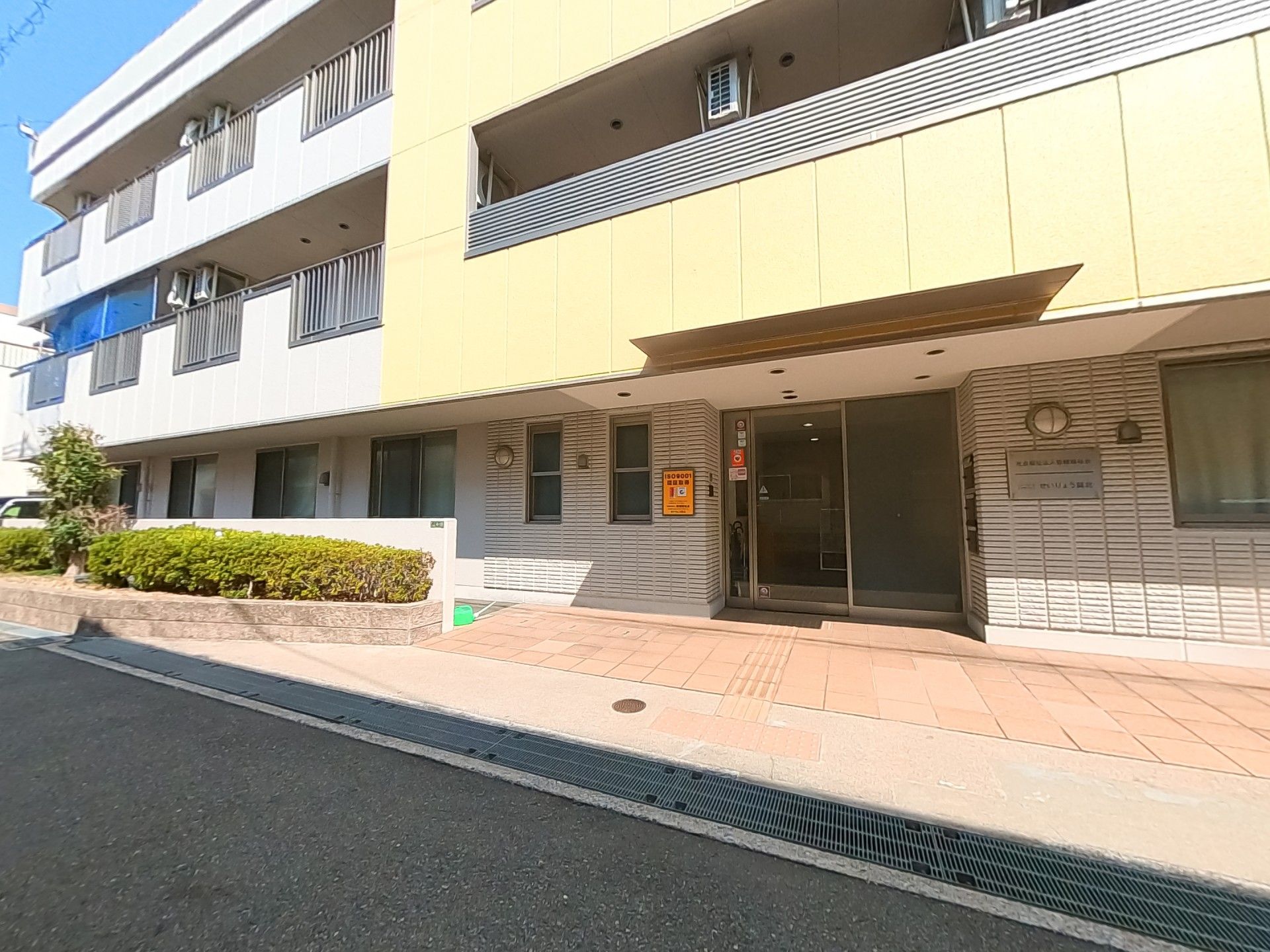 落ち着いた外観の建物