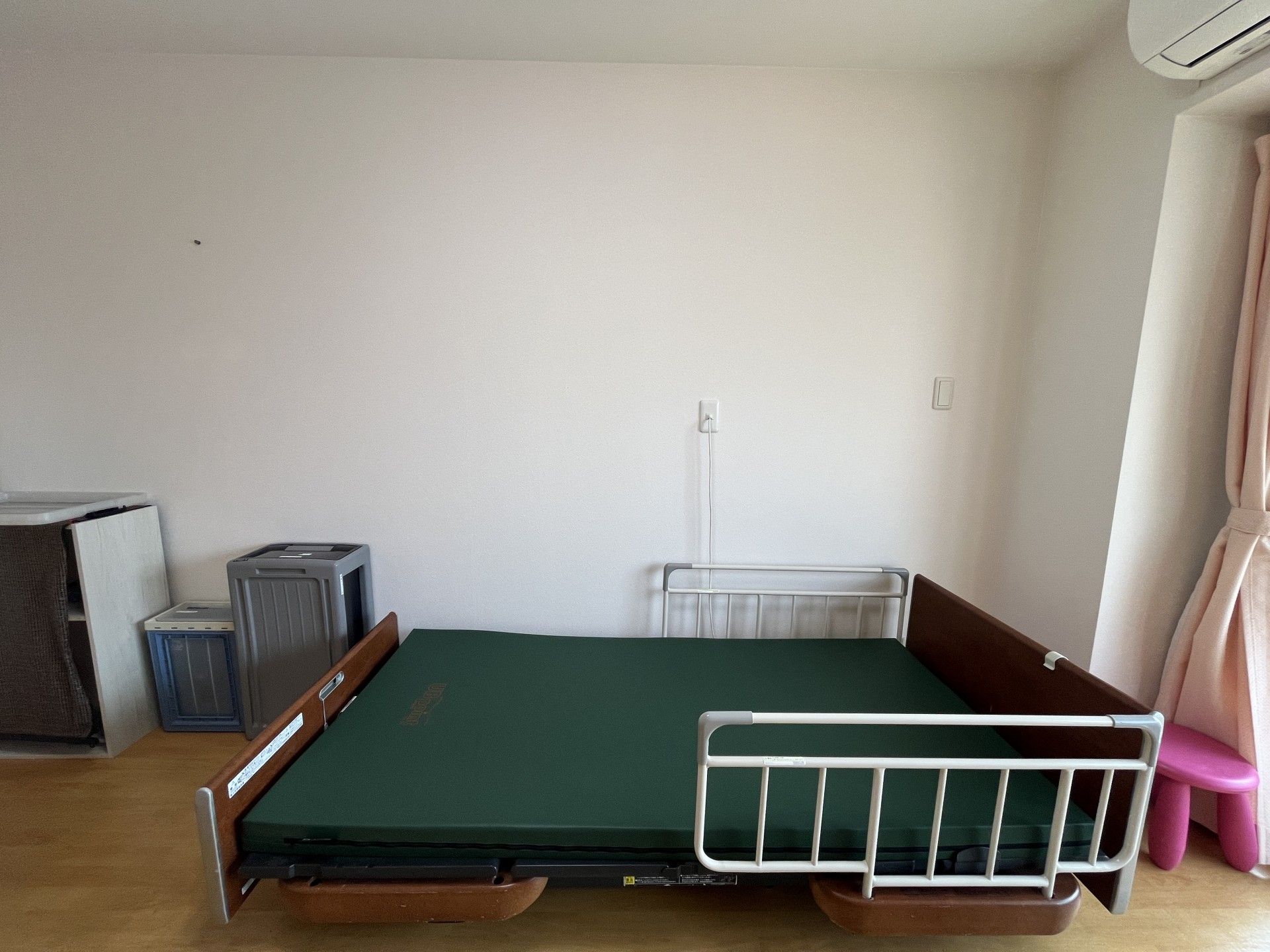シンプルなベッドの部屋