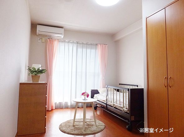 入居者それぞれに割り当てられる居室を写した写真。手前側には収納クローゼット、そして洗面台が設置されている一般的な造り。
