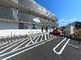 広々とした駐車場の外観