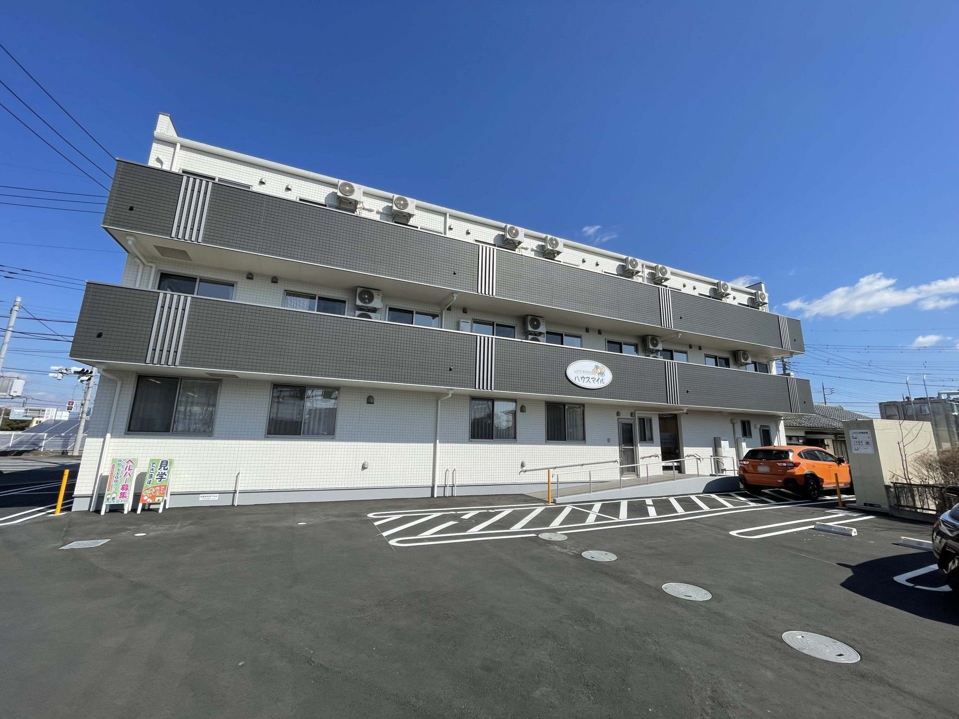 三階建ての建物外観
