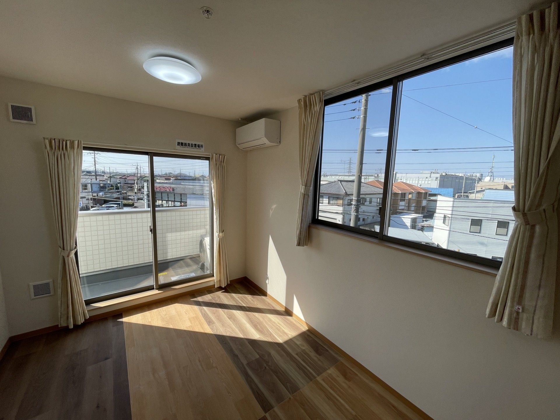 日差しが差し込む部屋