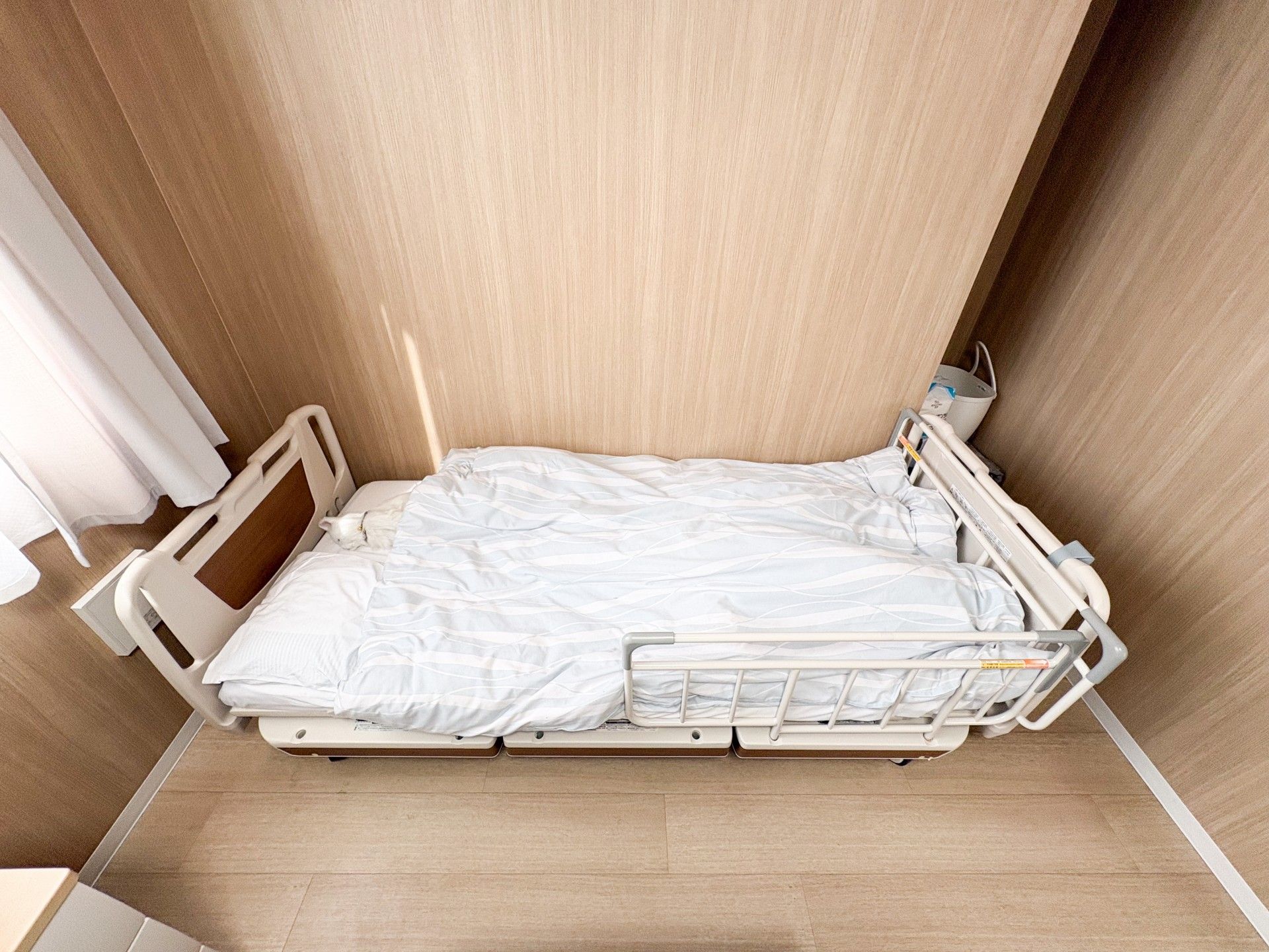 落ち着いた色調の寝室