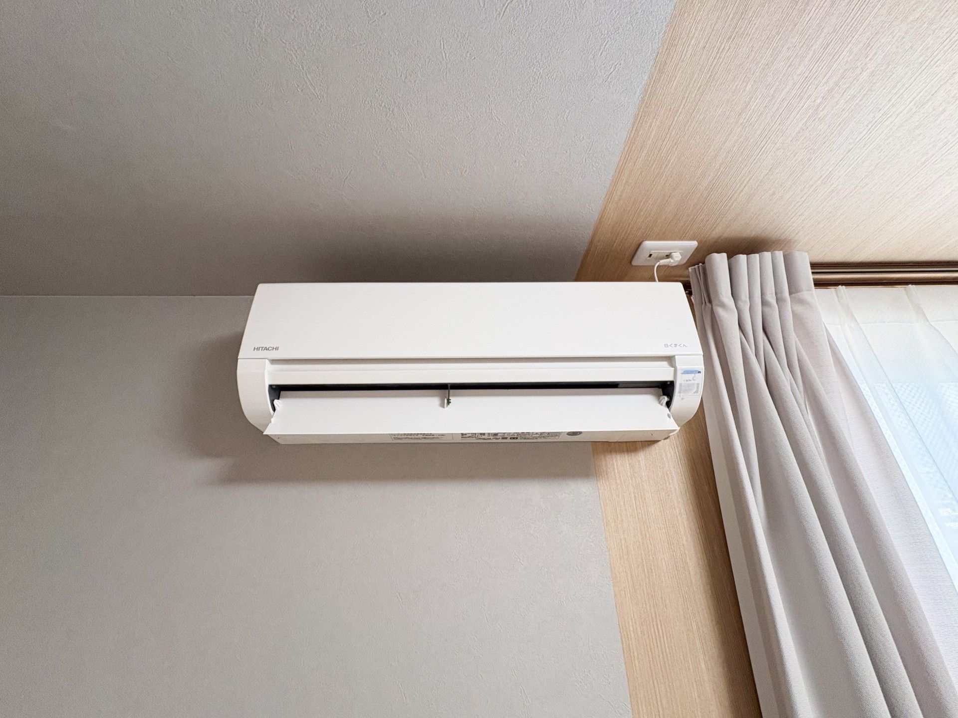 エアコンとカーテンの壁