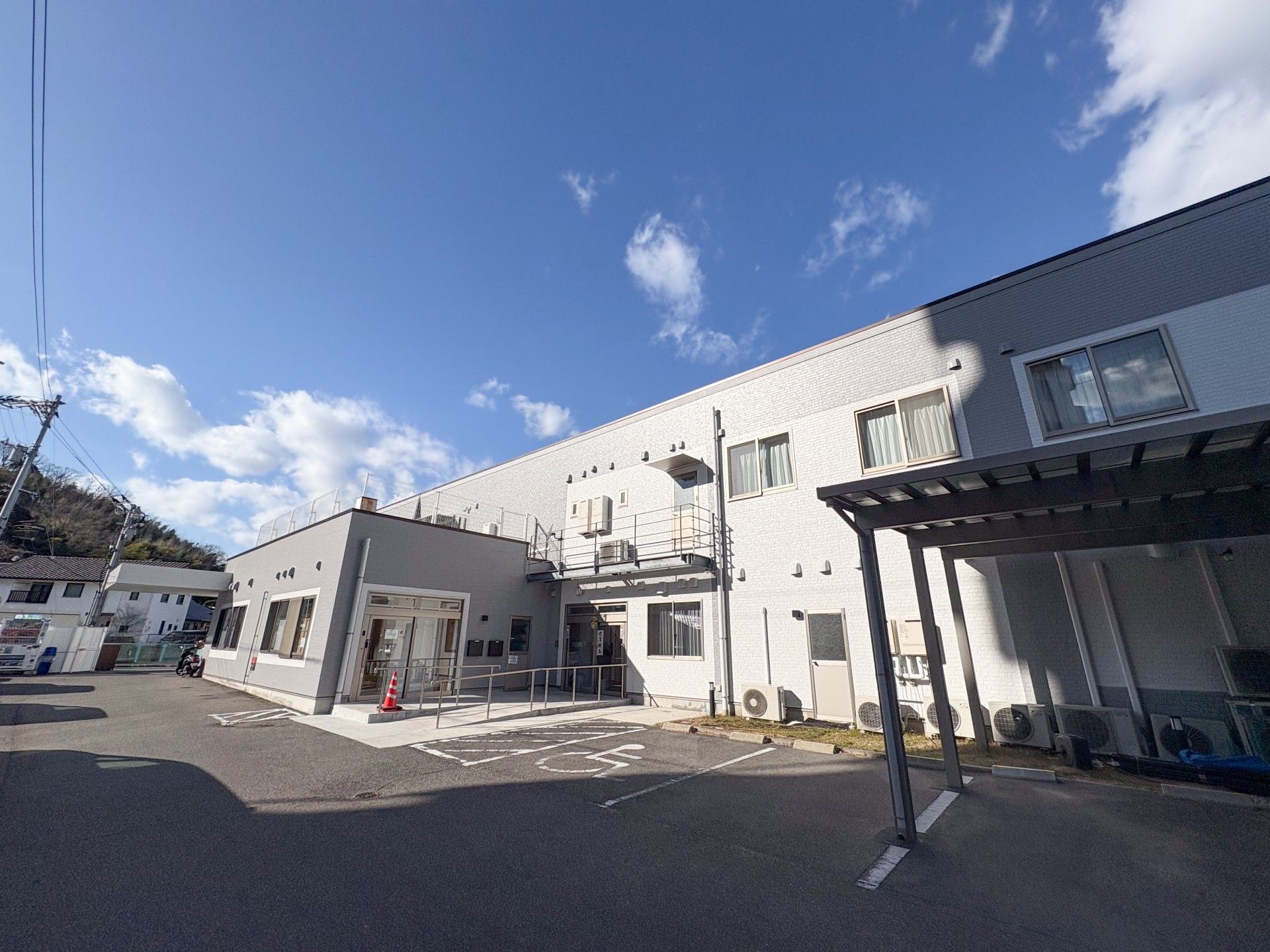 青空の下の建物外観