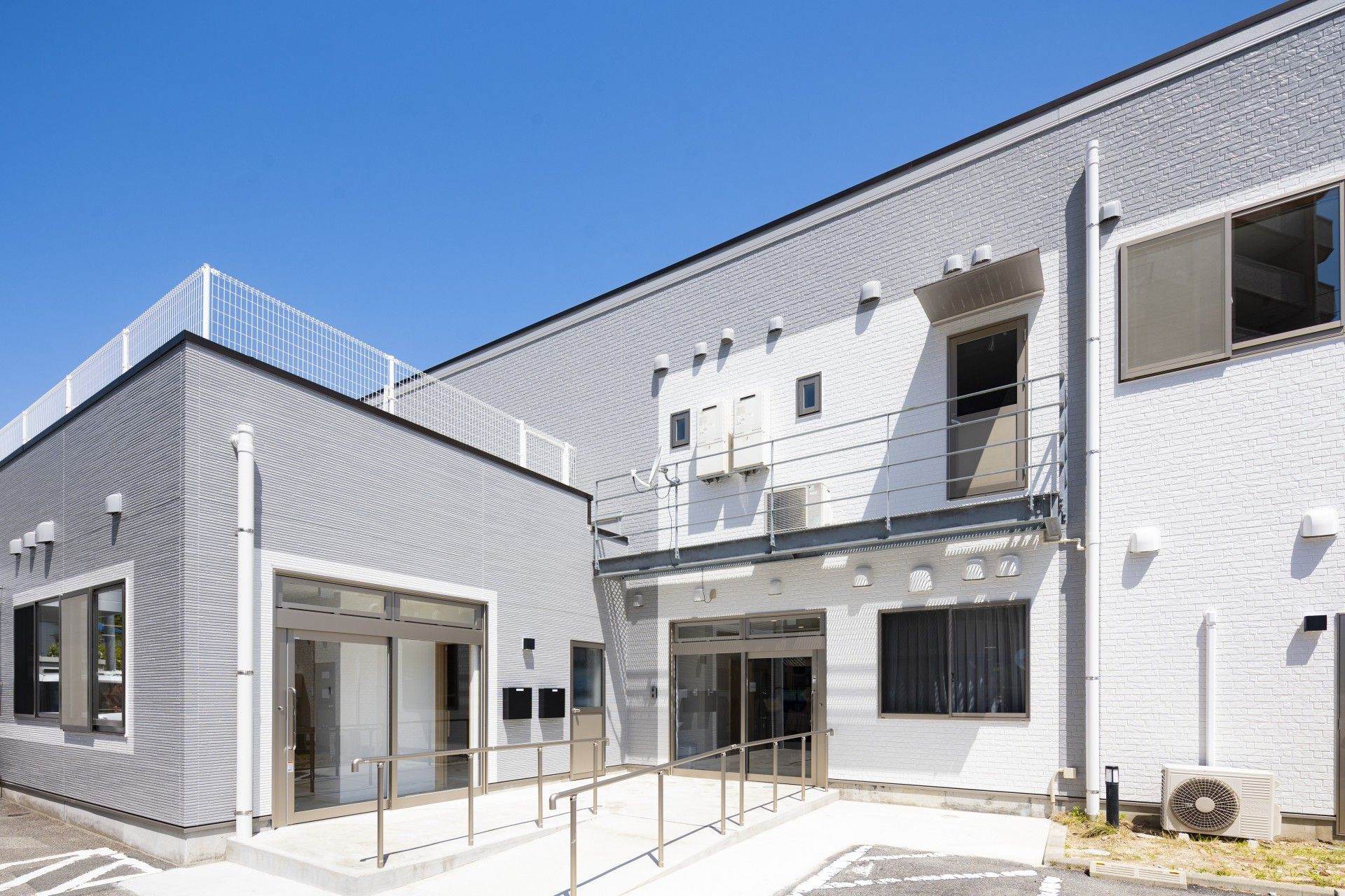 緑に囲まれた建物外観