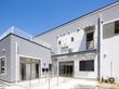 緑に囲まれた建物外観