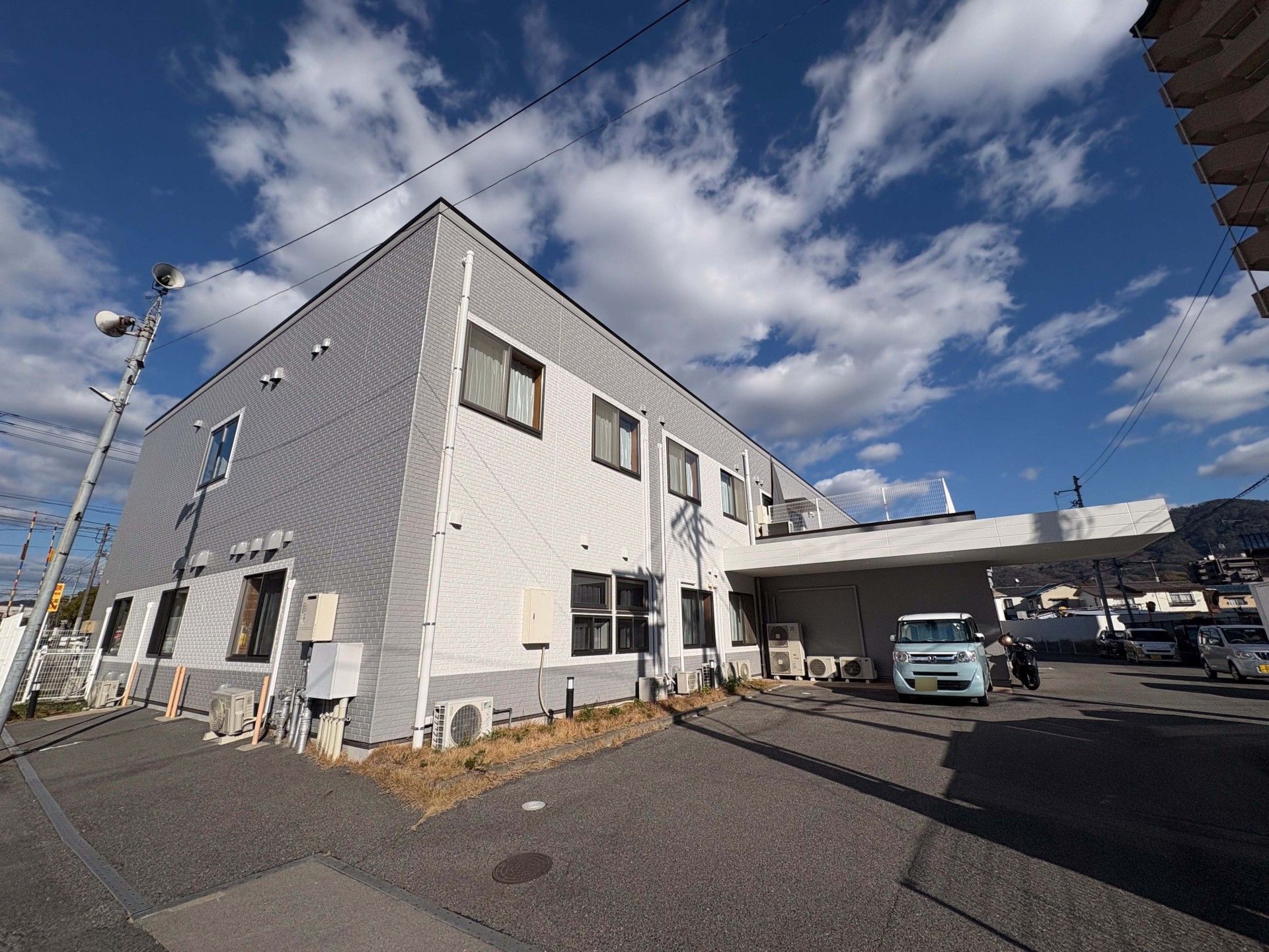 青空の下の建物外観