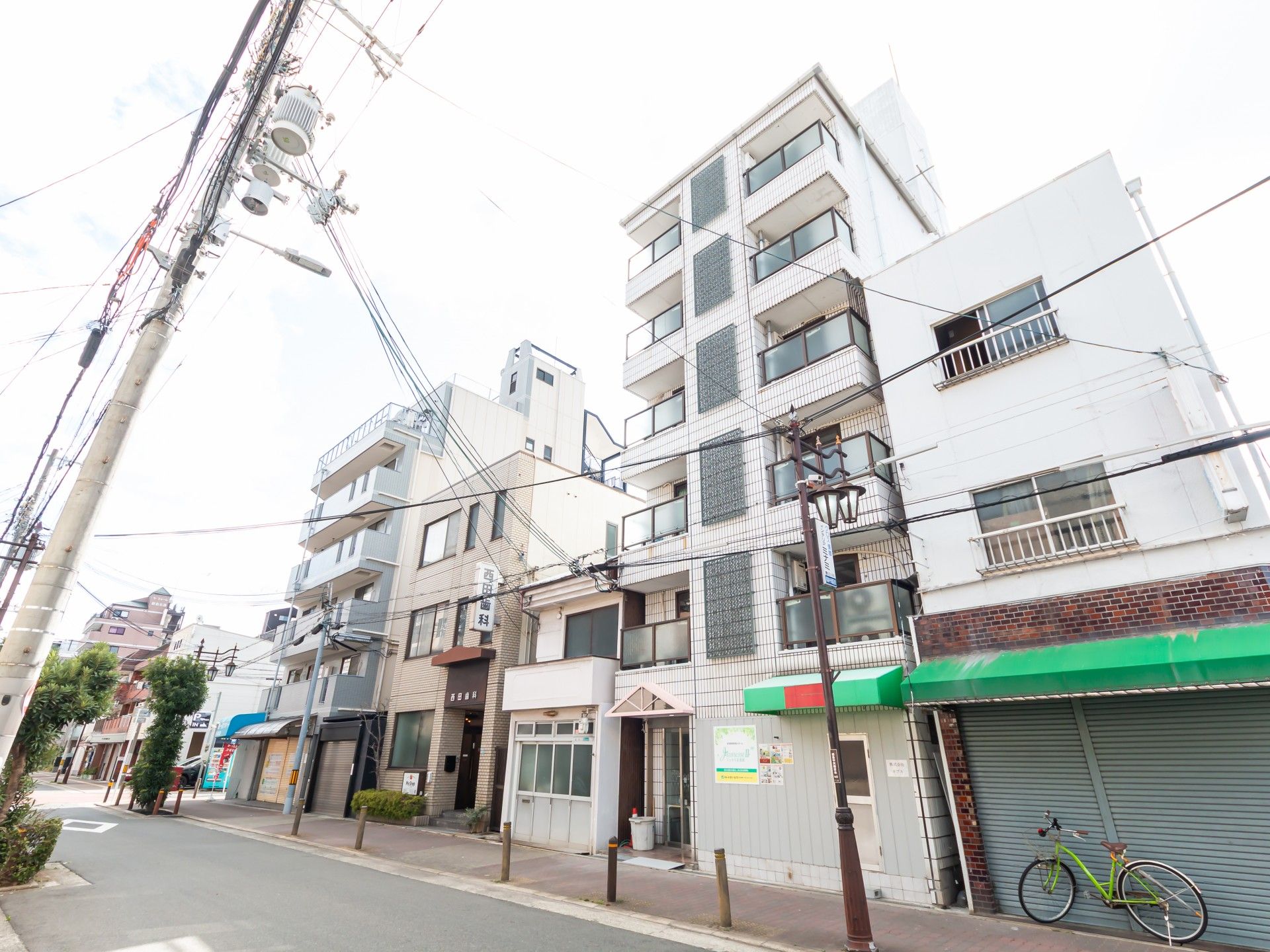 明るく清潔な外観