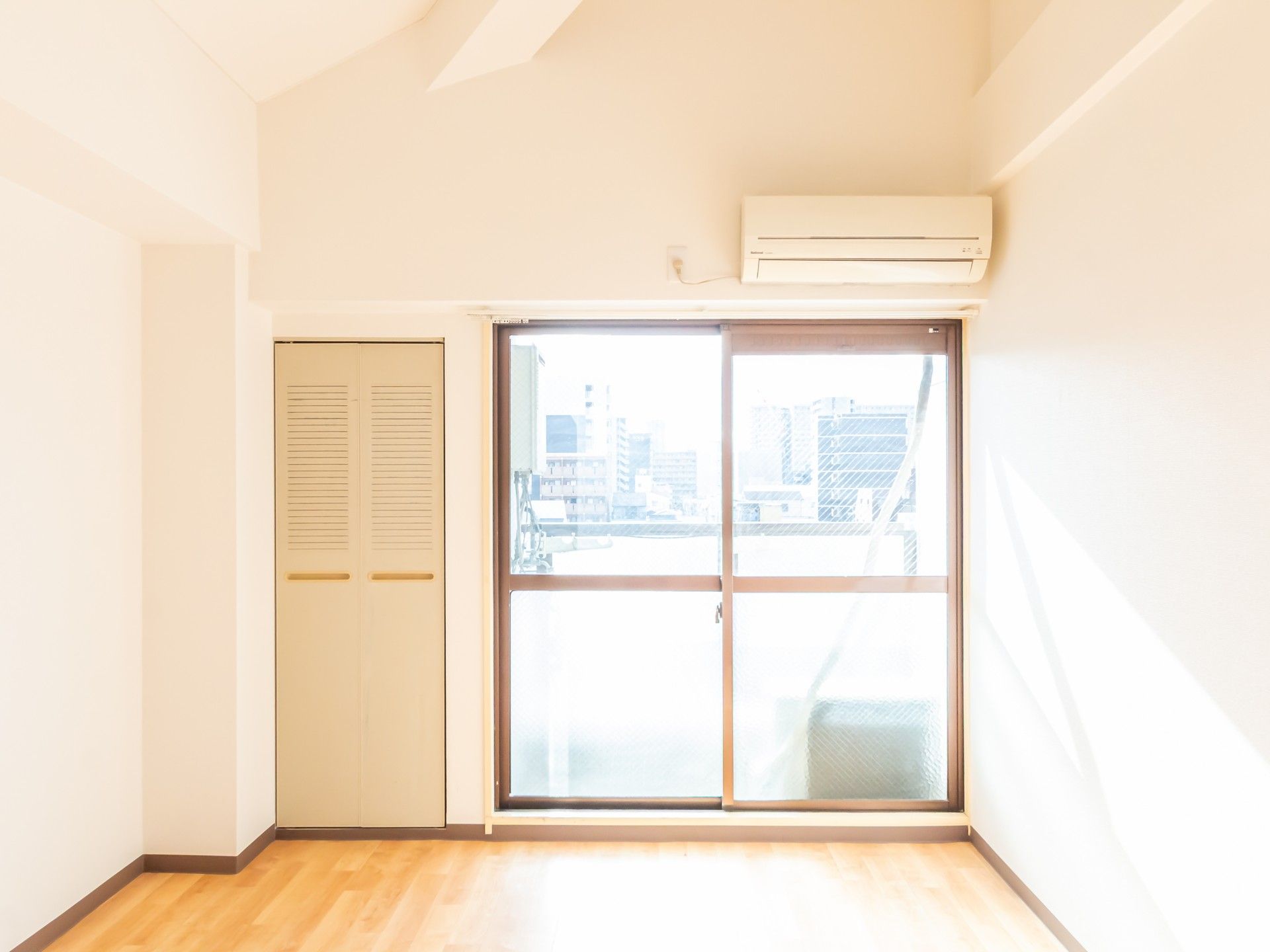 日差しが差し込む部屋