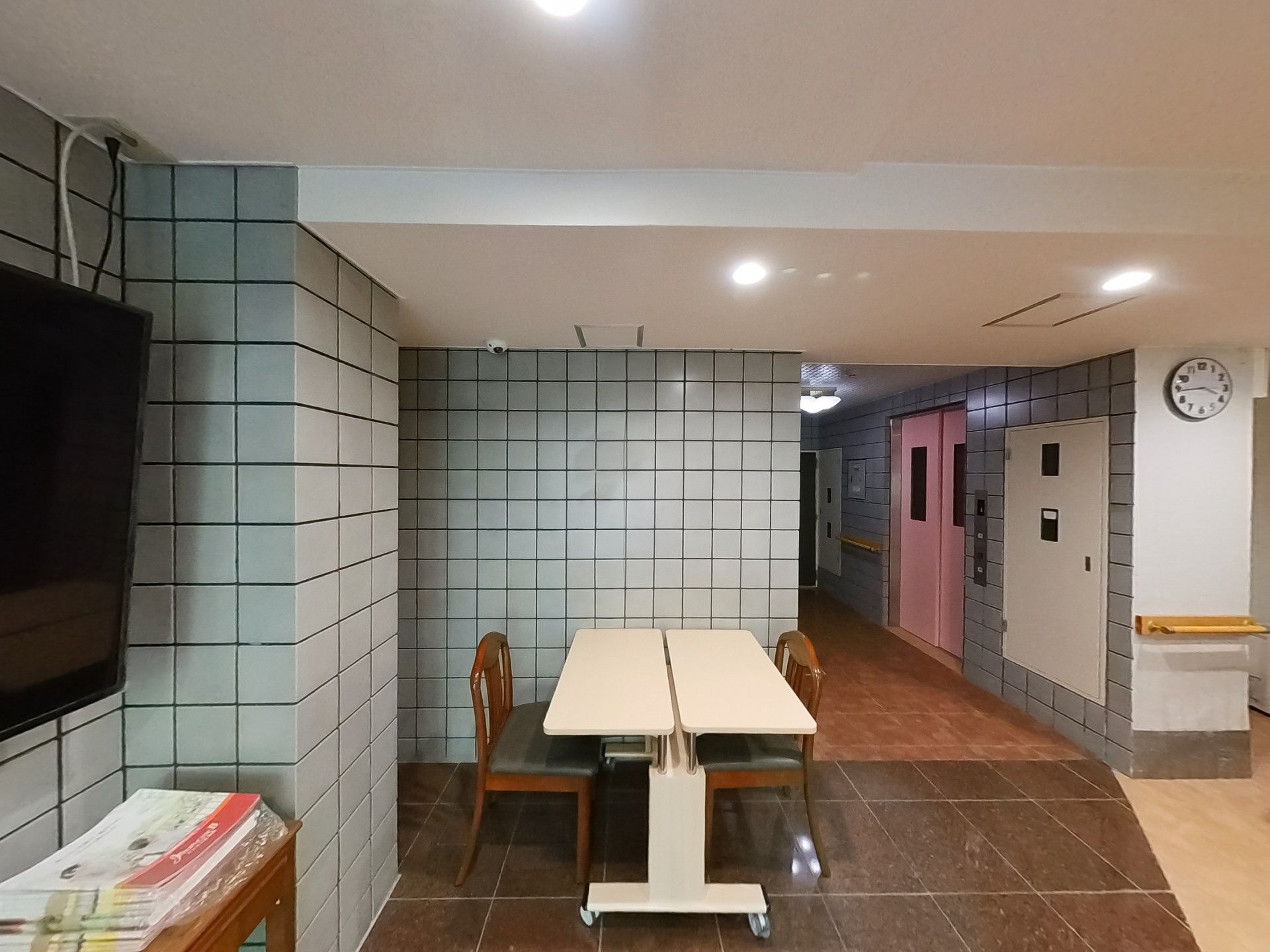 車いすに座っている男性と寄り添う介護スタッフ