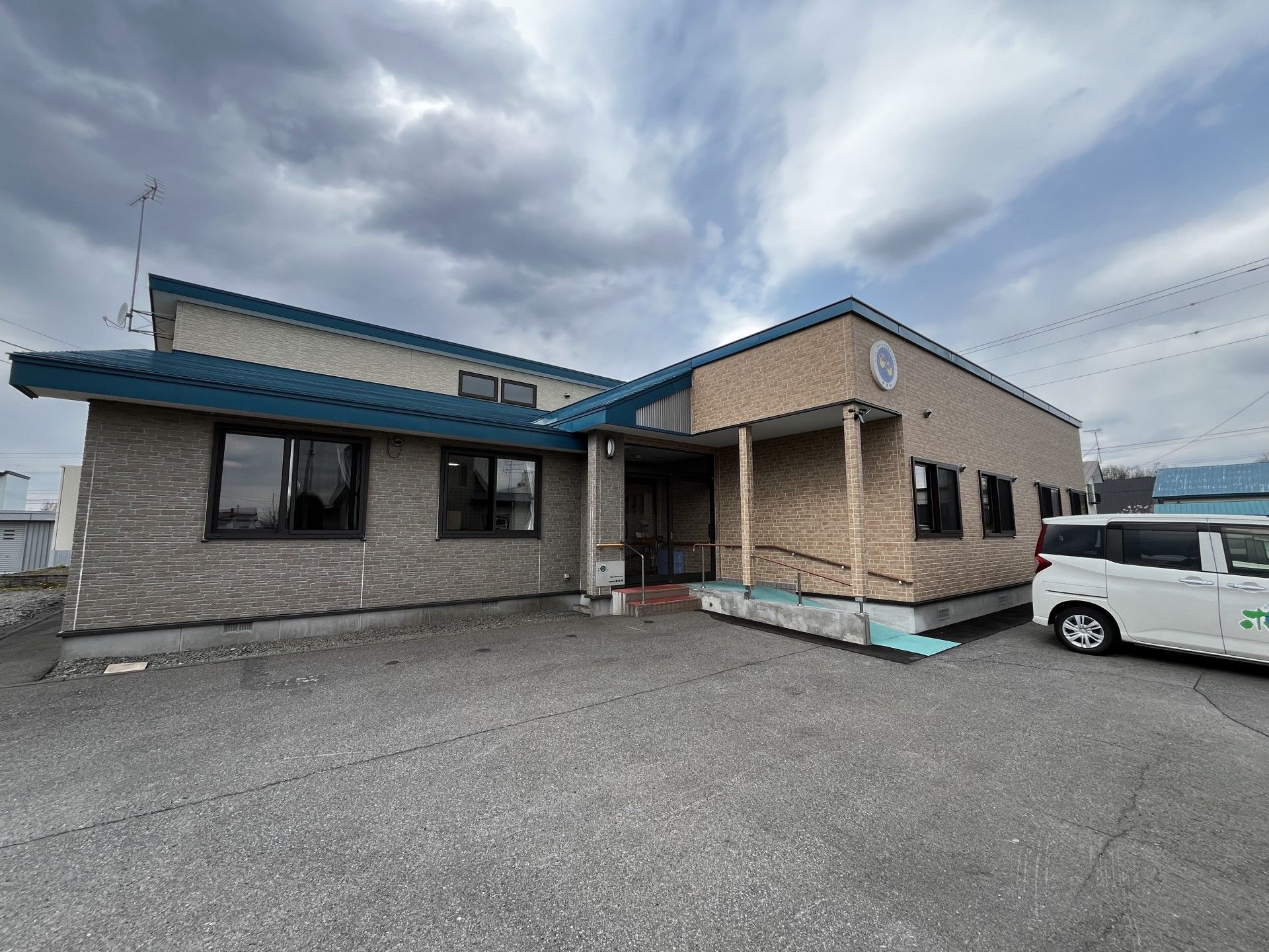 広い駐車場のある建物
