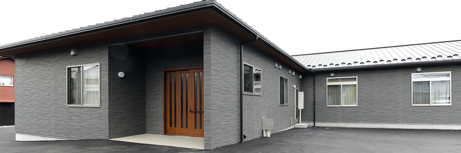 落ち着いた外観の建物