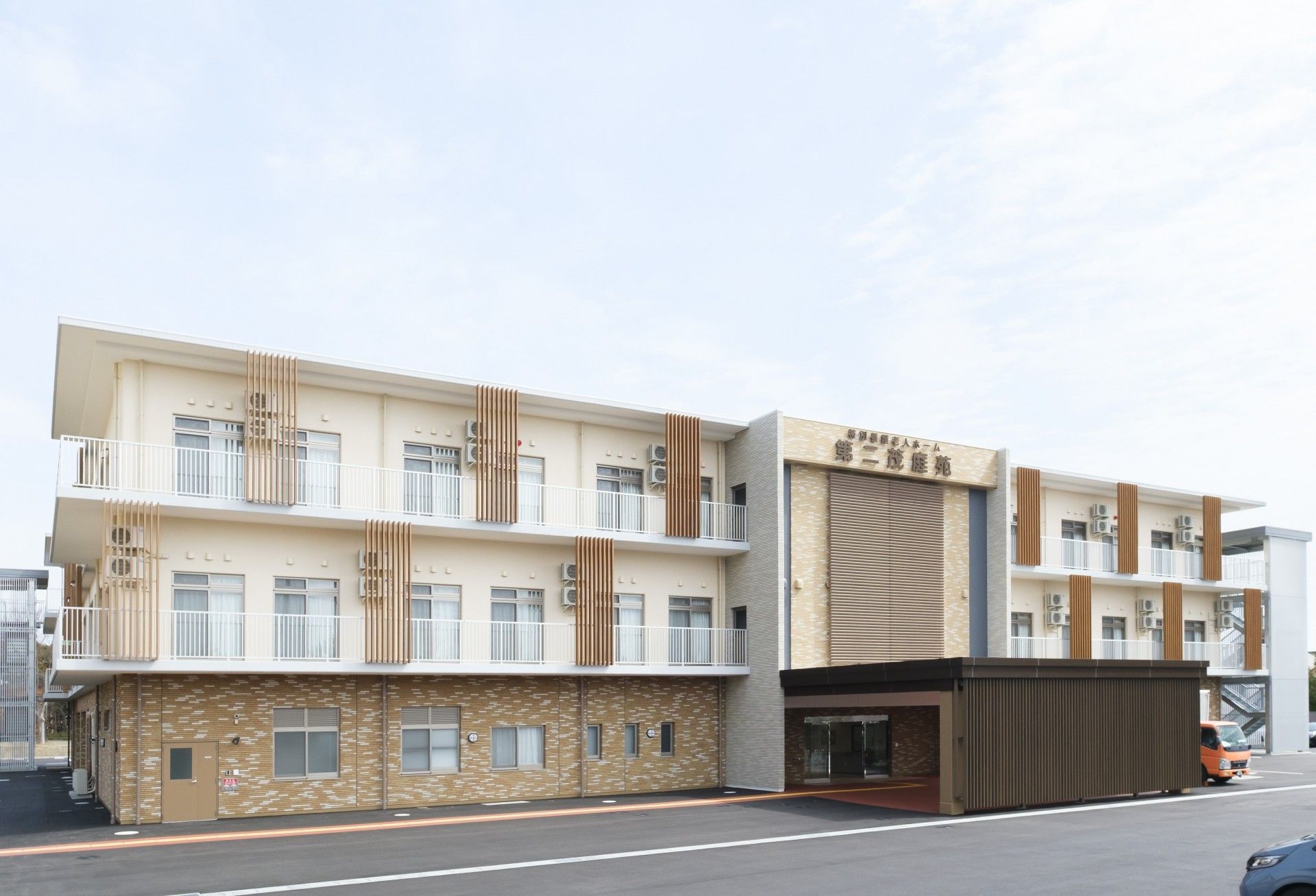 三階建ての建物外観