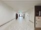 明るく広々とした廊下