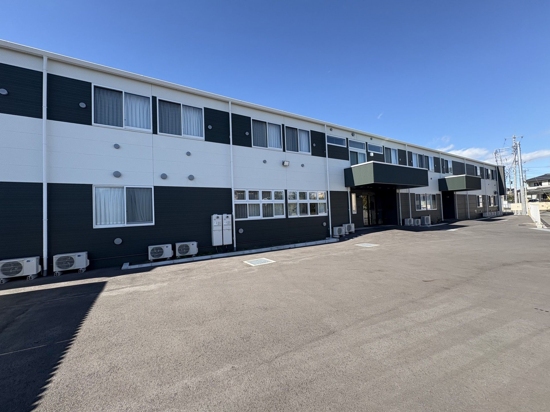 広い駐車場の建物外観